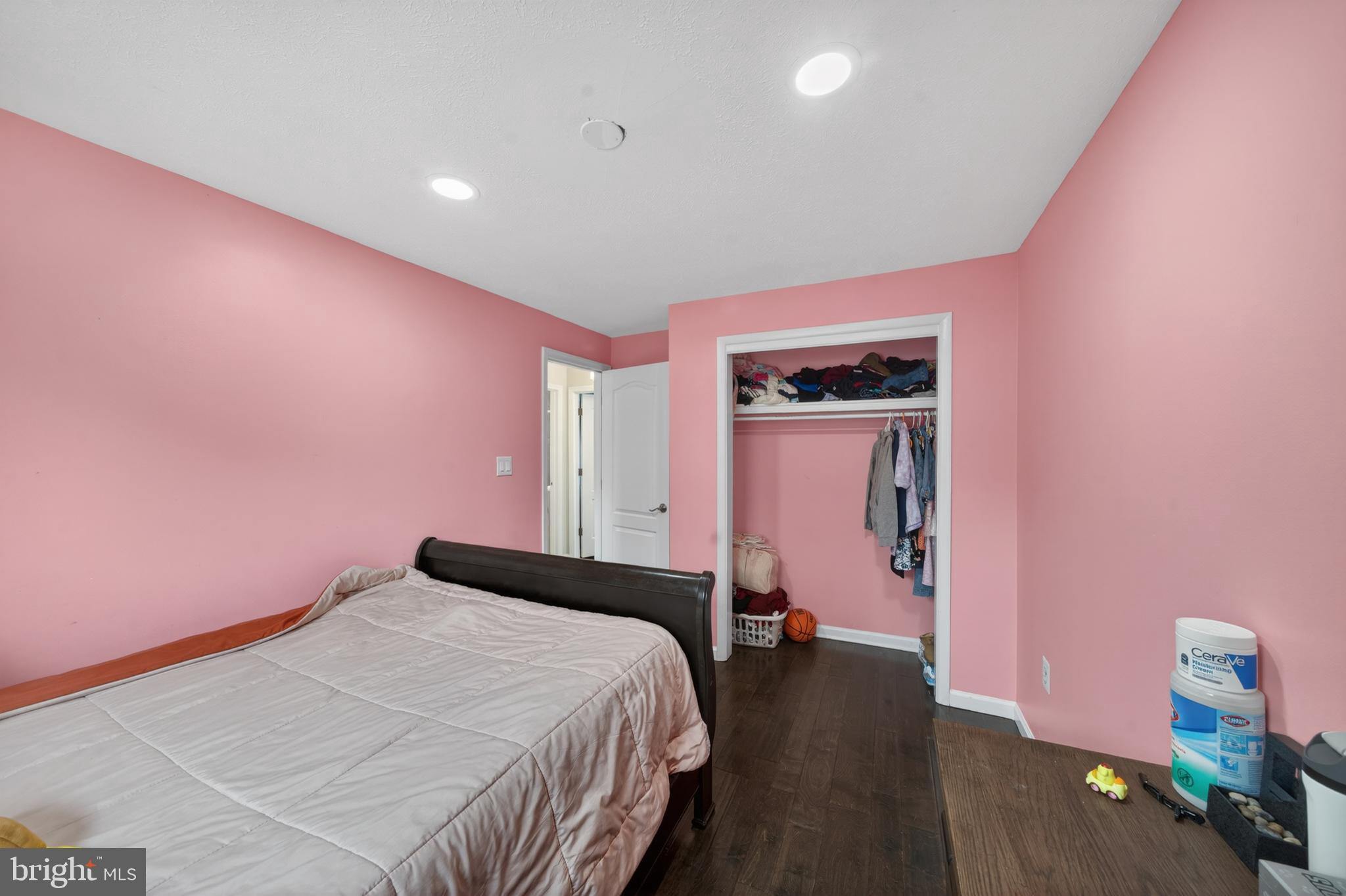 VIRGINIA KNOLLS - Residential