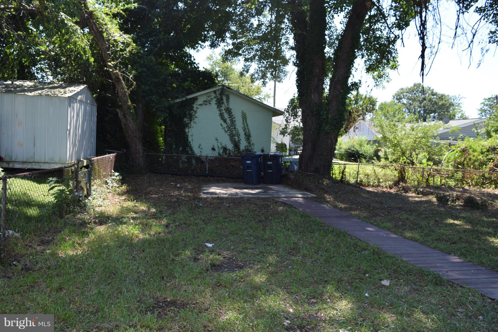 SOUTH LAWN - Residential