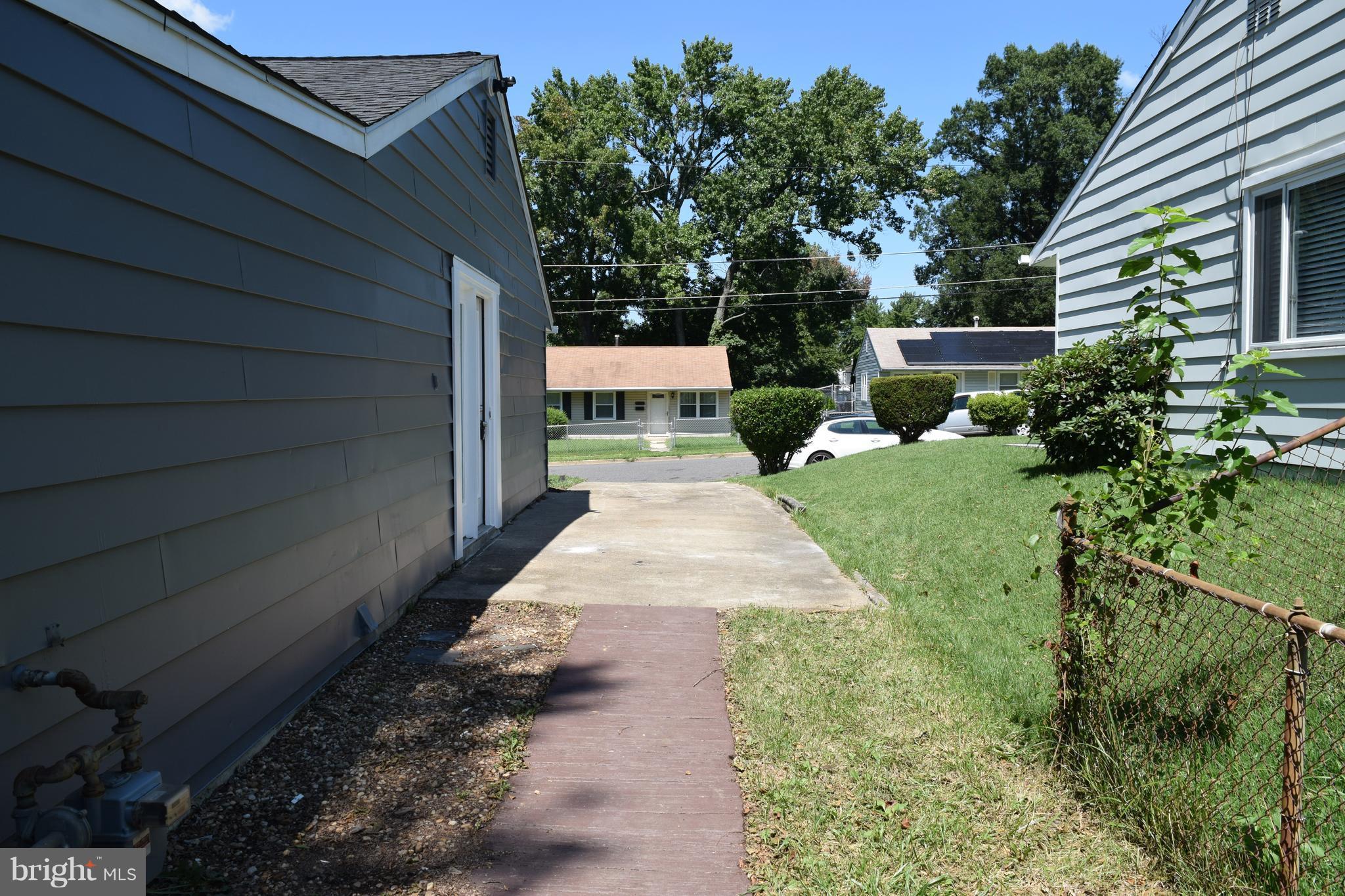 SOUTH LAWN - Residential