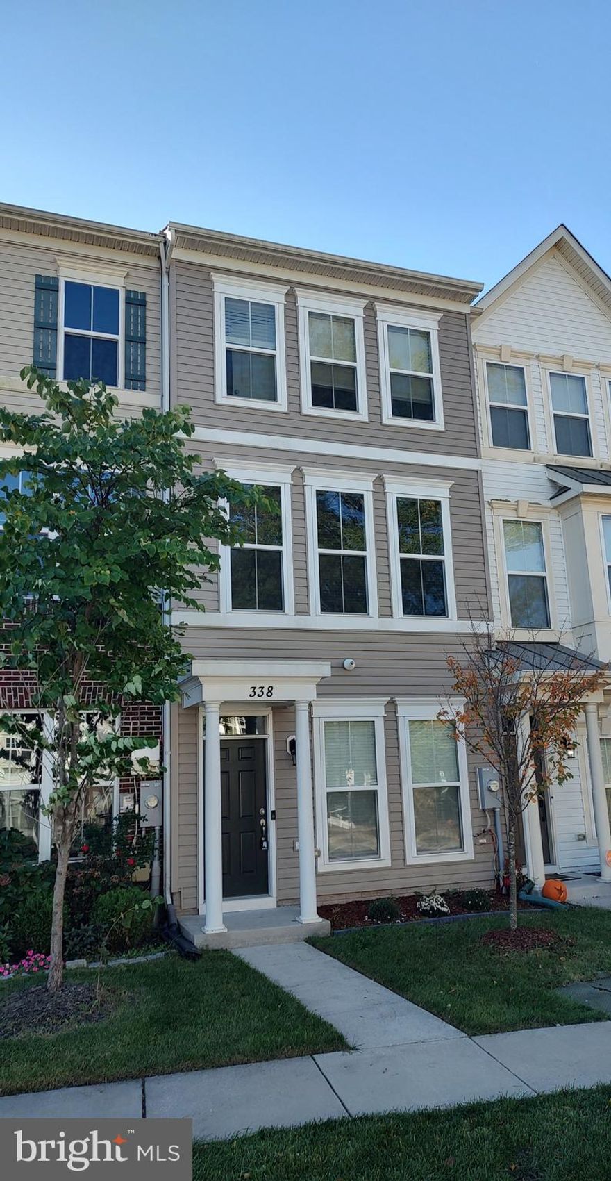 Freshly painted!  Original owner!   Move in ready!   Gas heat  +  Gas double sided fireplace!   3 BRs  2.5 baths  9 foot ceilings throughout!!  10 x 14 deck,   large garage,  Stainless steel appliances!   Built in microwave,   Frig with ice maker!!    Gated community!!   HOA  only $70/month!!