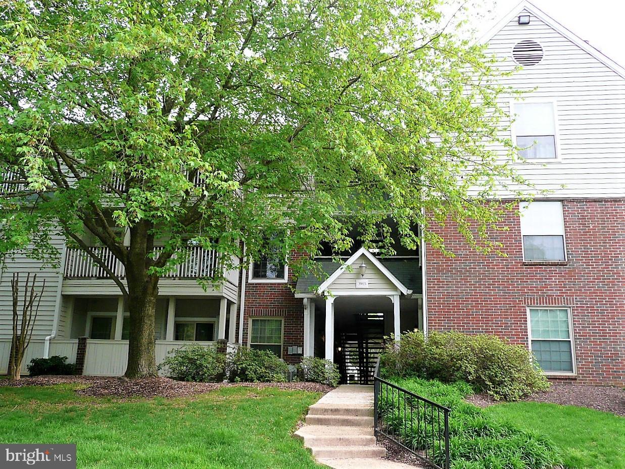 Beautiful Top Floor Condo 1 BR 1 BA with Vaulted Ceilings. Open Floor Plan. Freshly Painted. Light-filled 700 SqFt Unit with Laminted Flooring Wood-burning Fireplace Gourmet Kitchen with Stainless Steel Appliances, Granite Counters, Breakfast Bar & Walk in Pantry. Updated Bathroom Enjoy Summer Nights on Private Balcony One Reserved Parking Space & Plenty of Visitor Parking Just Minutes to Health Club, Pool, Tennis, Trails & Clubhouse. Penderbrook has everything at your Fingertips! Commuter Bus at the corner Minutes to I-66, Route 50 & Fairfax County Parkway, Wegman's, Harris Teeter, Fairfax Corner, Fair Oaks Mall, Fair Oaks Hospital, Wiehle & Vienna Metro, Restaurants and Dulles International Airport. Come and See it Before is Gone!