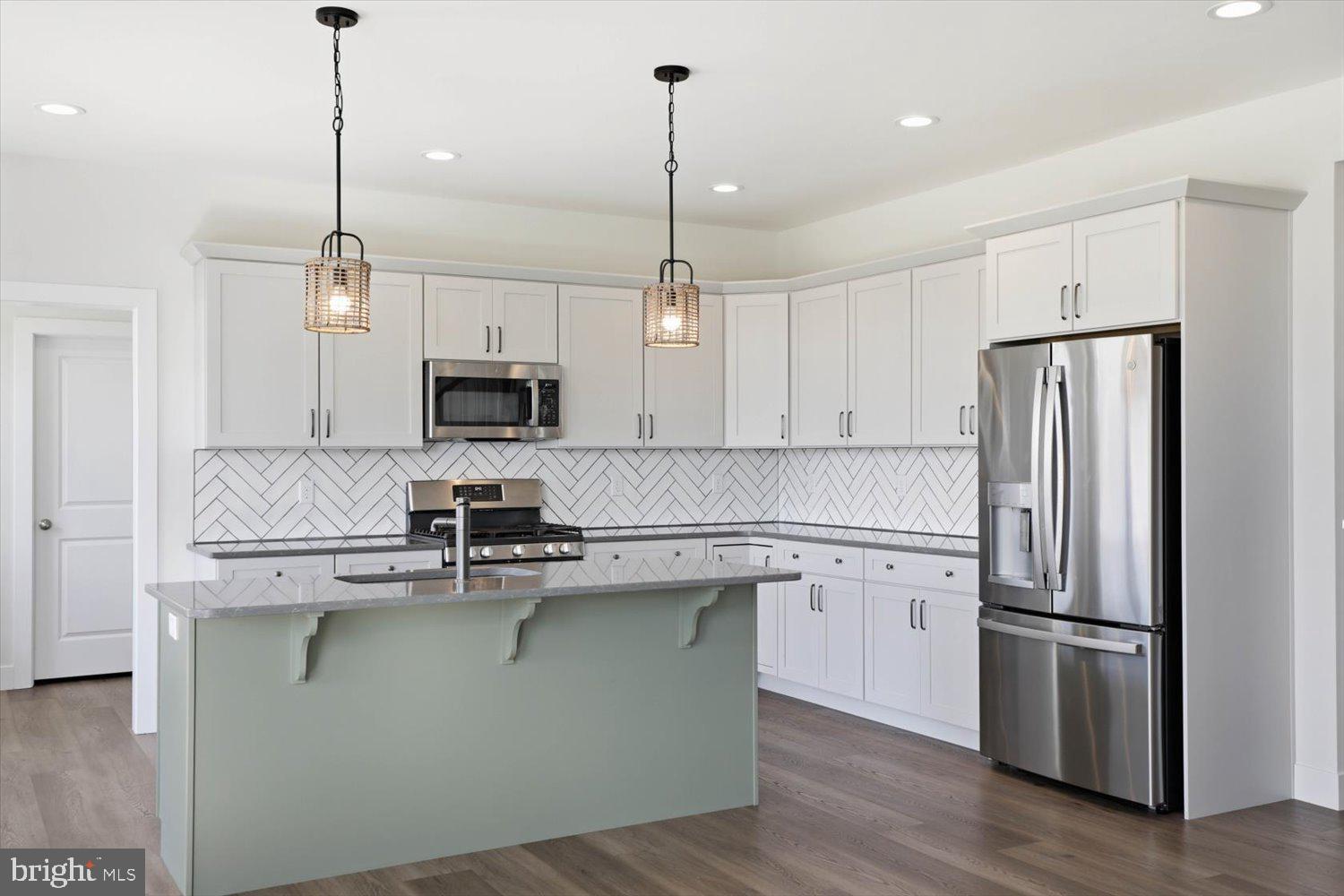 SUMMER LAYNE - Residential