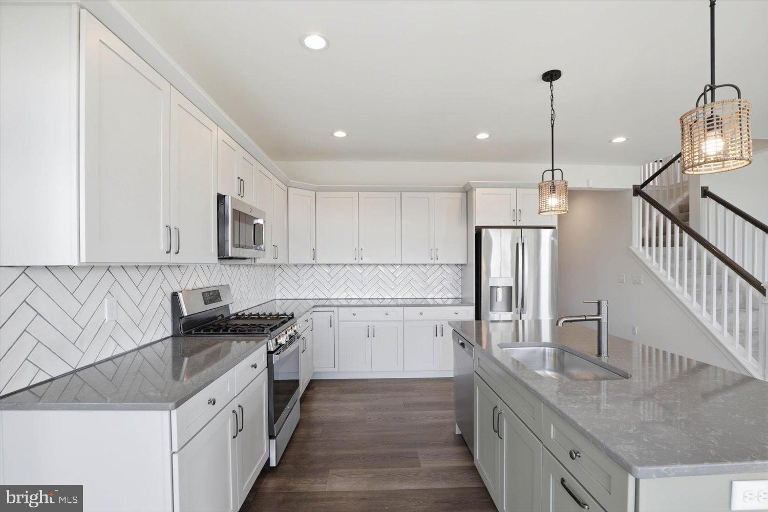 SUMMER LAYNE - Residential