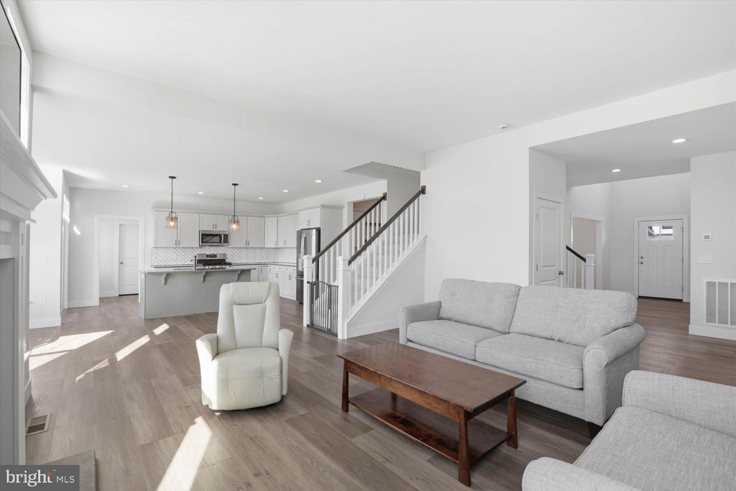 SUMMER LAYNE - Residential