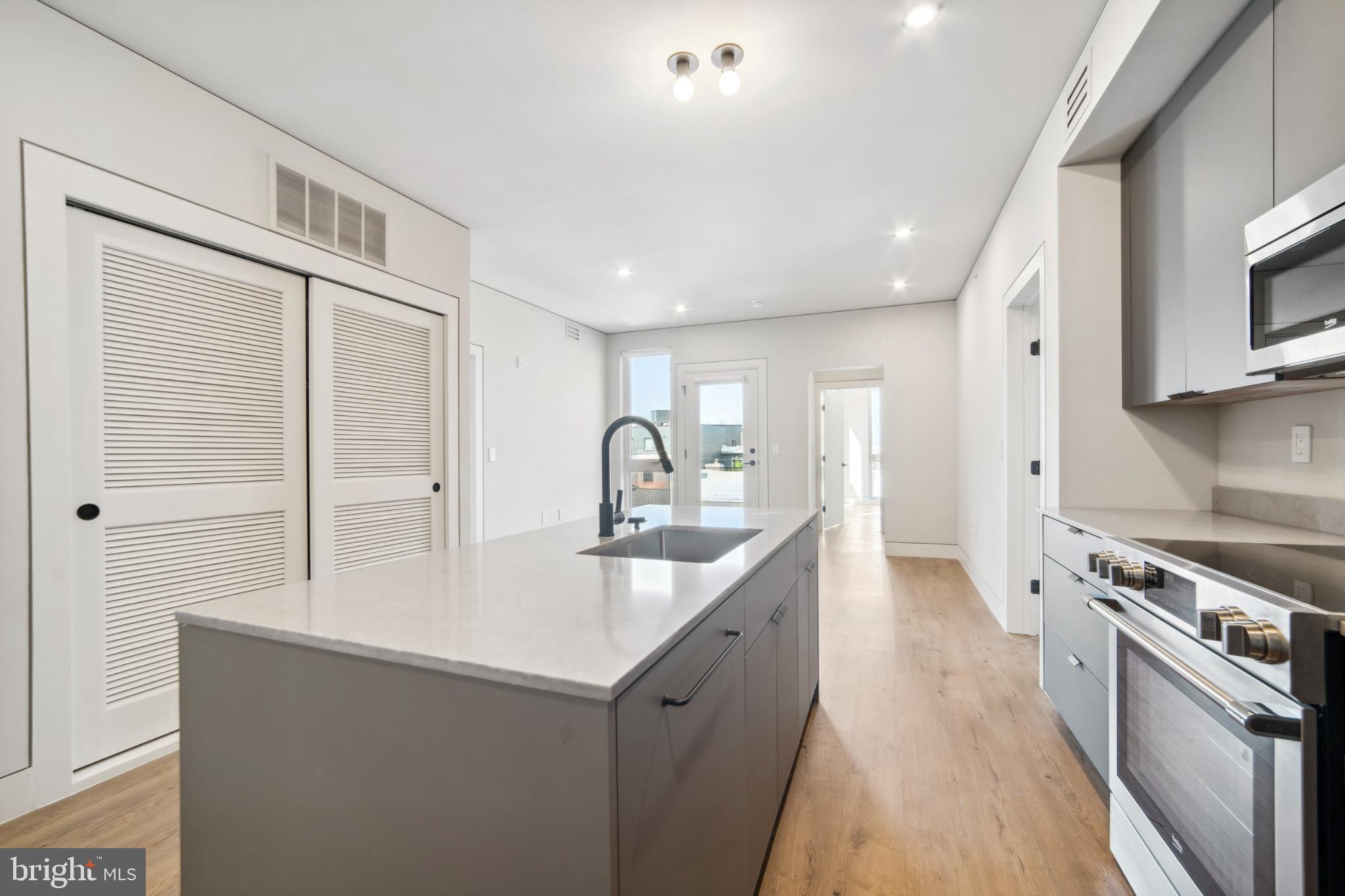 1408 E OXFORD STREET