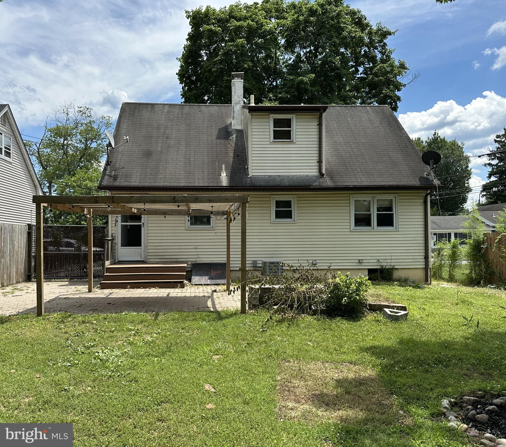 21 LOOMIS AVE