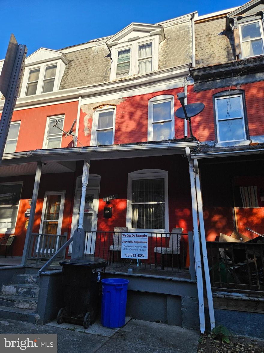 Great investment opportunity! Located in downtown Harrisburg - walking distance to restaurants, shopping, and local amenities. Easy commute to I-83, ideal for the commuter. Current tenant pays $700 month-to-month. Good rent roll.