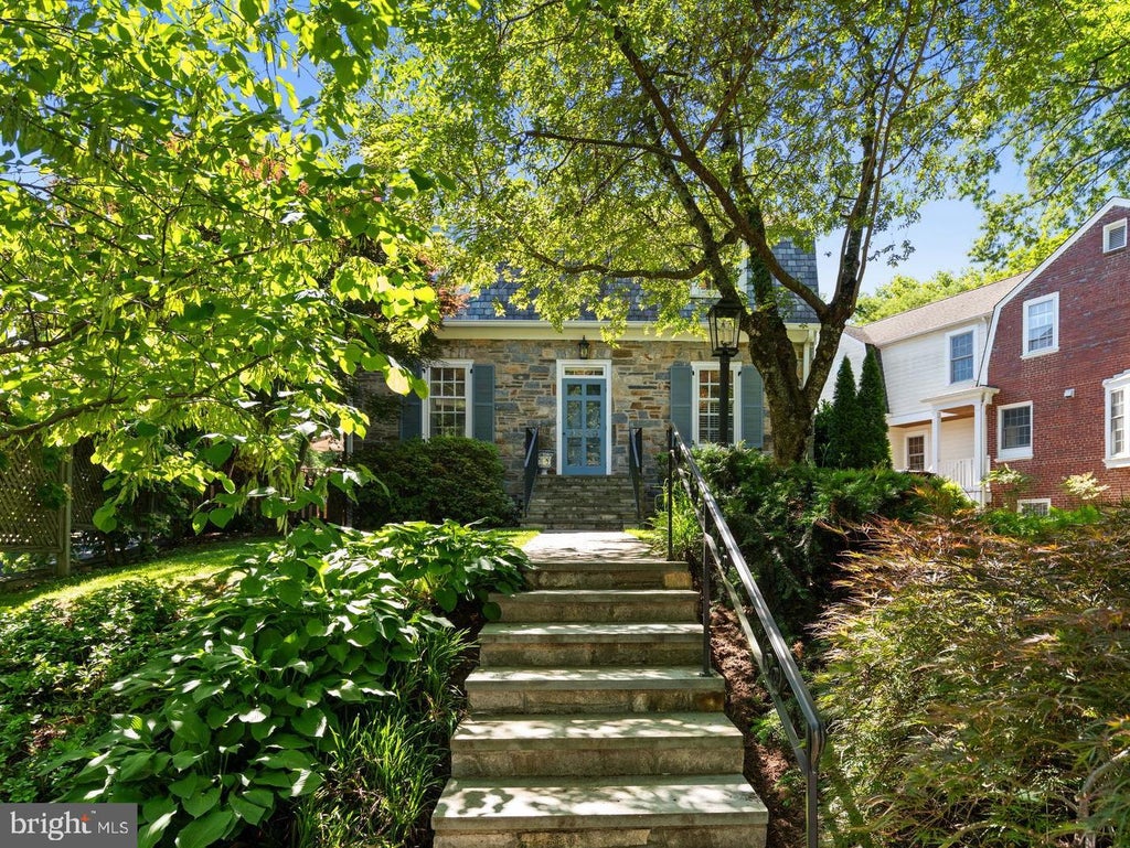 Photo of 4809 Jamestown Road, BETHESDA, MD 20816 (MLS # MDMC2237658)