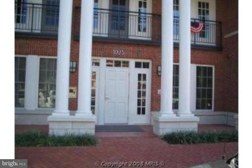 Boutique Bldg.in N. Old Town--An absolutely Gorgeous unit! Amazing 1BR/1BA in prestigious Abingdon Row in No. Old Town. Hardwood floors, stainless appliances, granite and cherry kitchen and bathrooms, kitchen  island, crown moulding, 9!+ ceilings, washer/dryer. GARAGE PARKING!  ROOFTOP TERRACE--same floor. Located near National Airport and DC only min's! Call for app't.