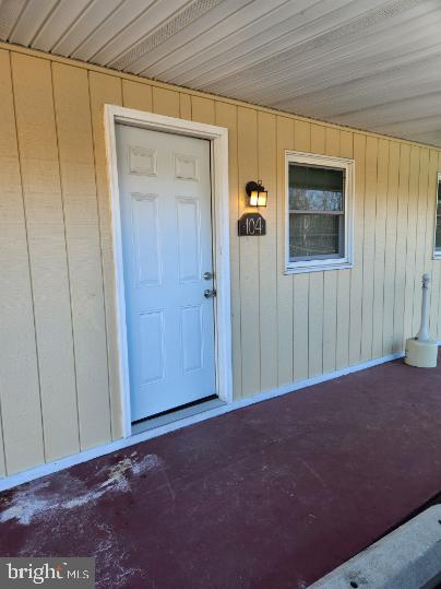Nice efficiency unit in Berkeley Springs features open room, kitchenette with refrigerator and microwave, bathroom and parking. Pets allowed on case by case basis.