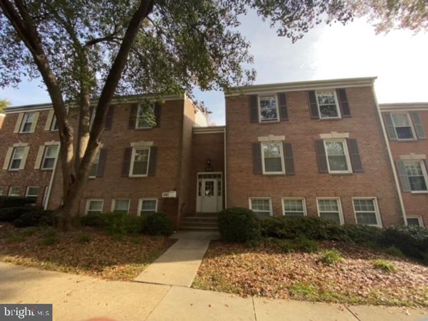 Top Floor Condo with 3 full bedrooms and balcony overlooking wooded area and tennis courts.  Open concept living room with direct access to kitchen and large balcony overlooking wooded area and tennis courts.  Chef's kitchen offers gas cooking,  granite countertops and stainless steel appliances.  This rare unit offers 3 spacious Bedrooms with large closets and windows.  ALL UTILITIES INCLUDED IN CONDO FEE!!! Assigned parking space #F28 with visitor passes.  Move in ready low maintenance easy living condo,  close to everything,  great amenities, great for investment and so much more!