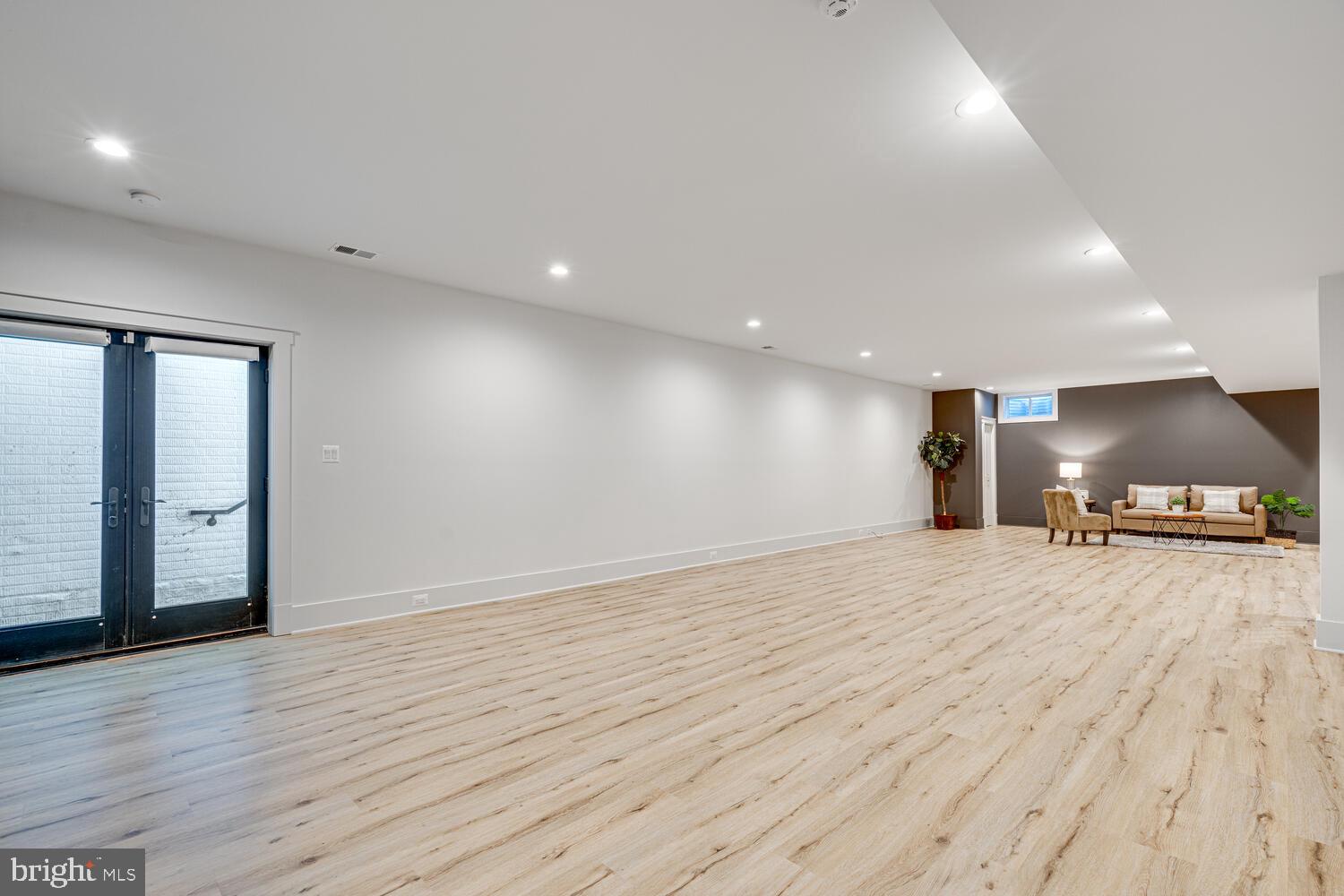 GOLF CLUB MANOR - Residential