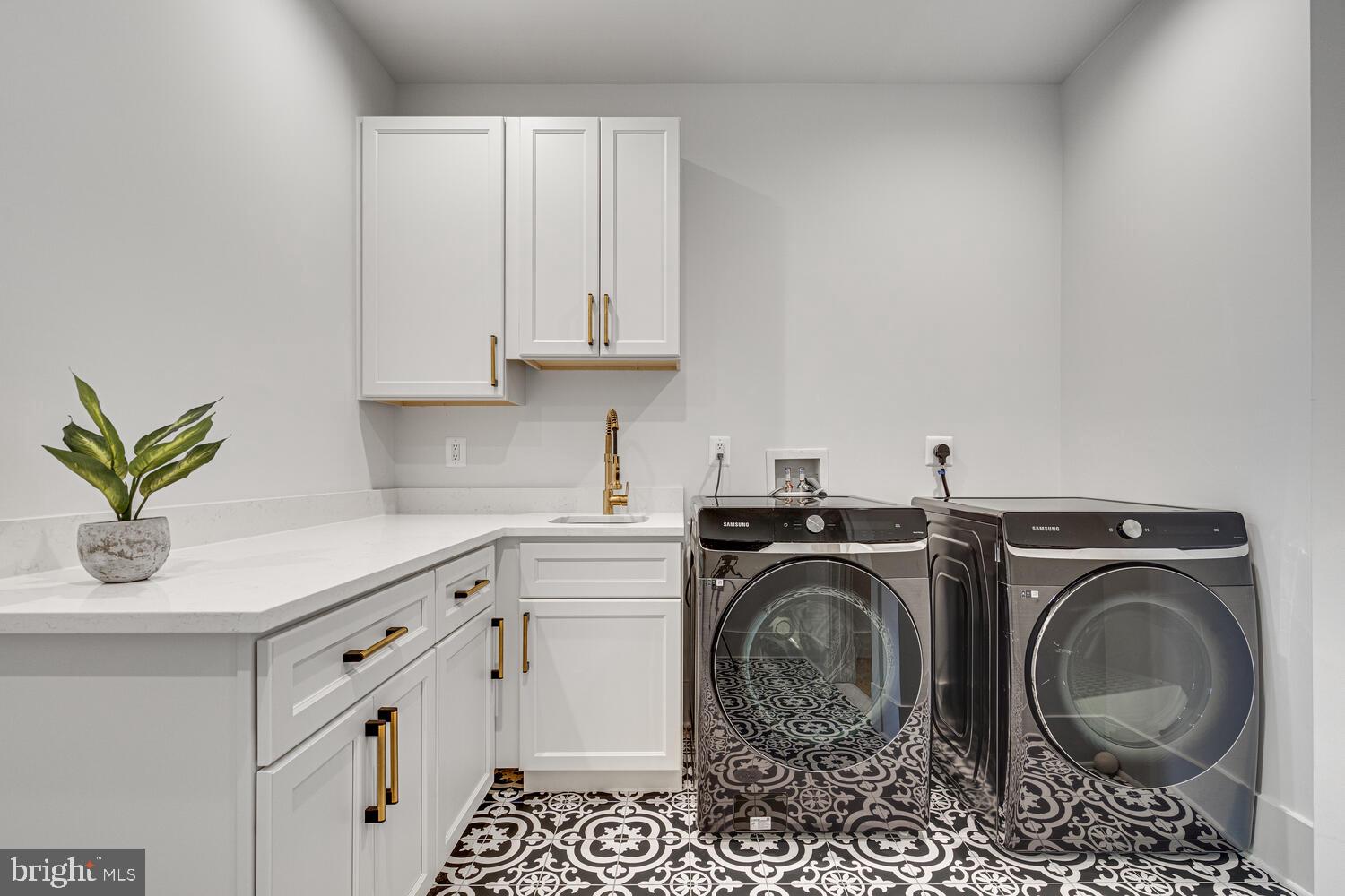 GOLF CLUB MANOR - Residential