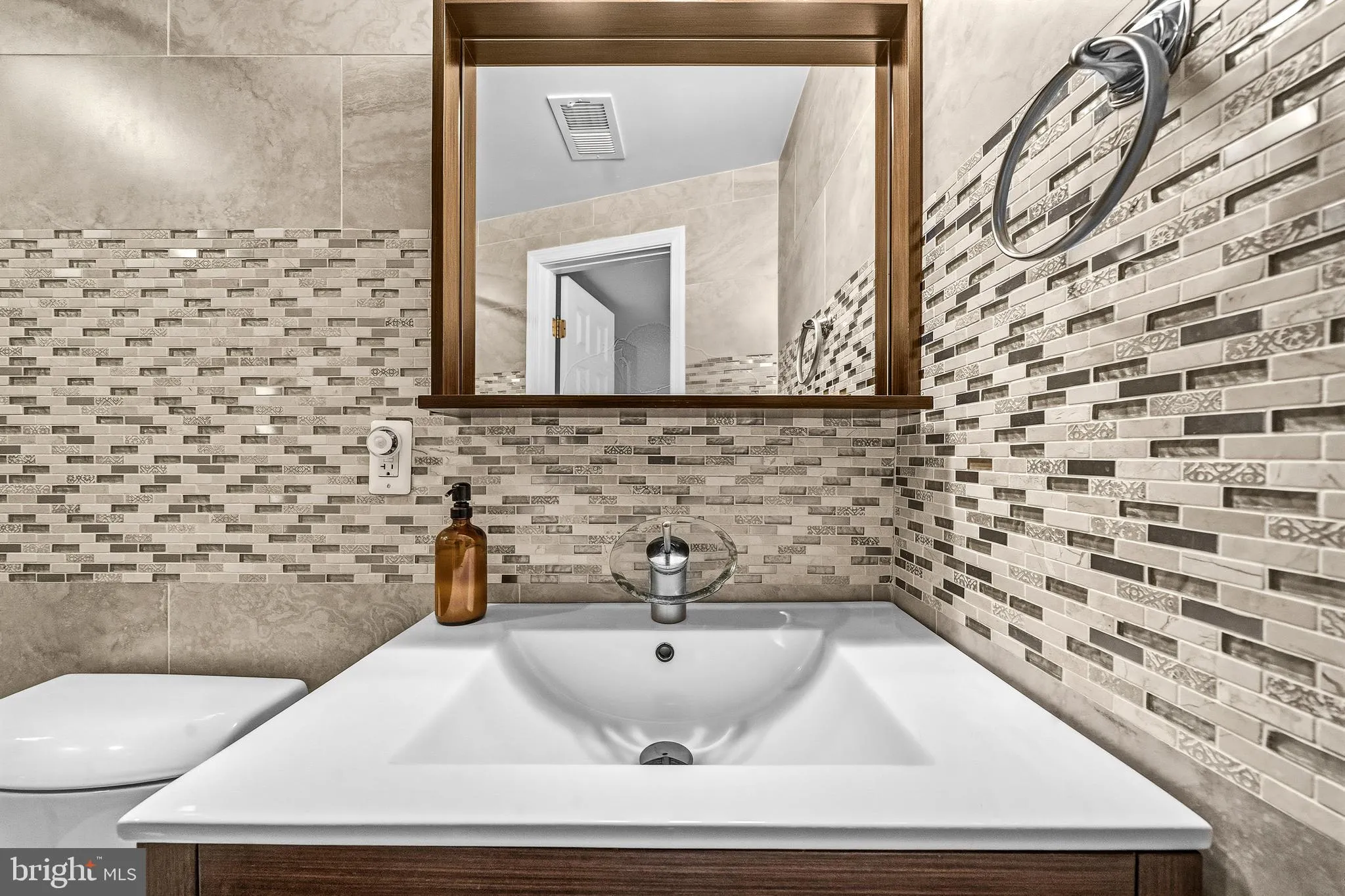 Additional image 116 of 968 N Rochester Street, Arlington, VA 22205