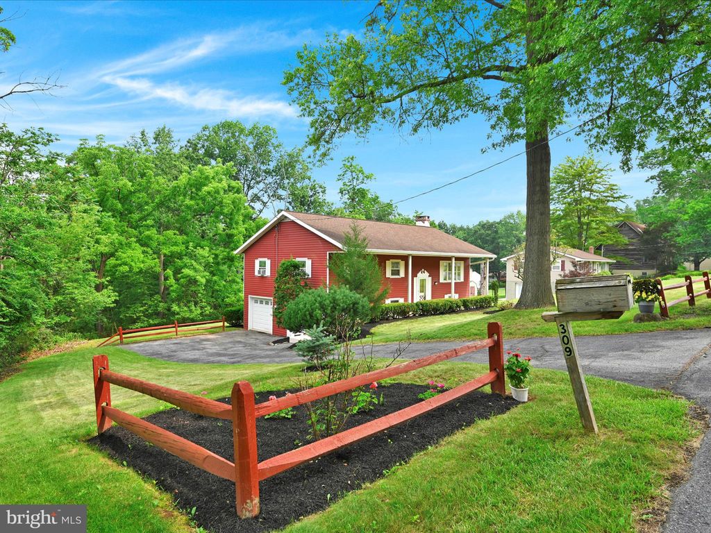 Photo of 309 Hillside Road, ELIZABETHTOWN, PA 17022 (MLS # PALA2072816)