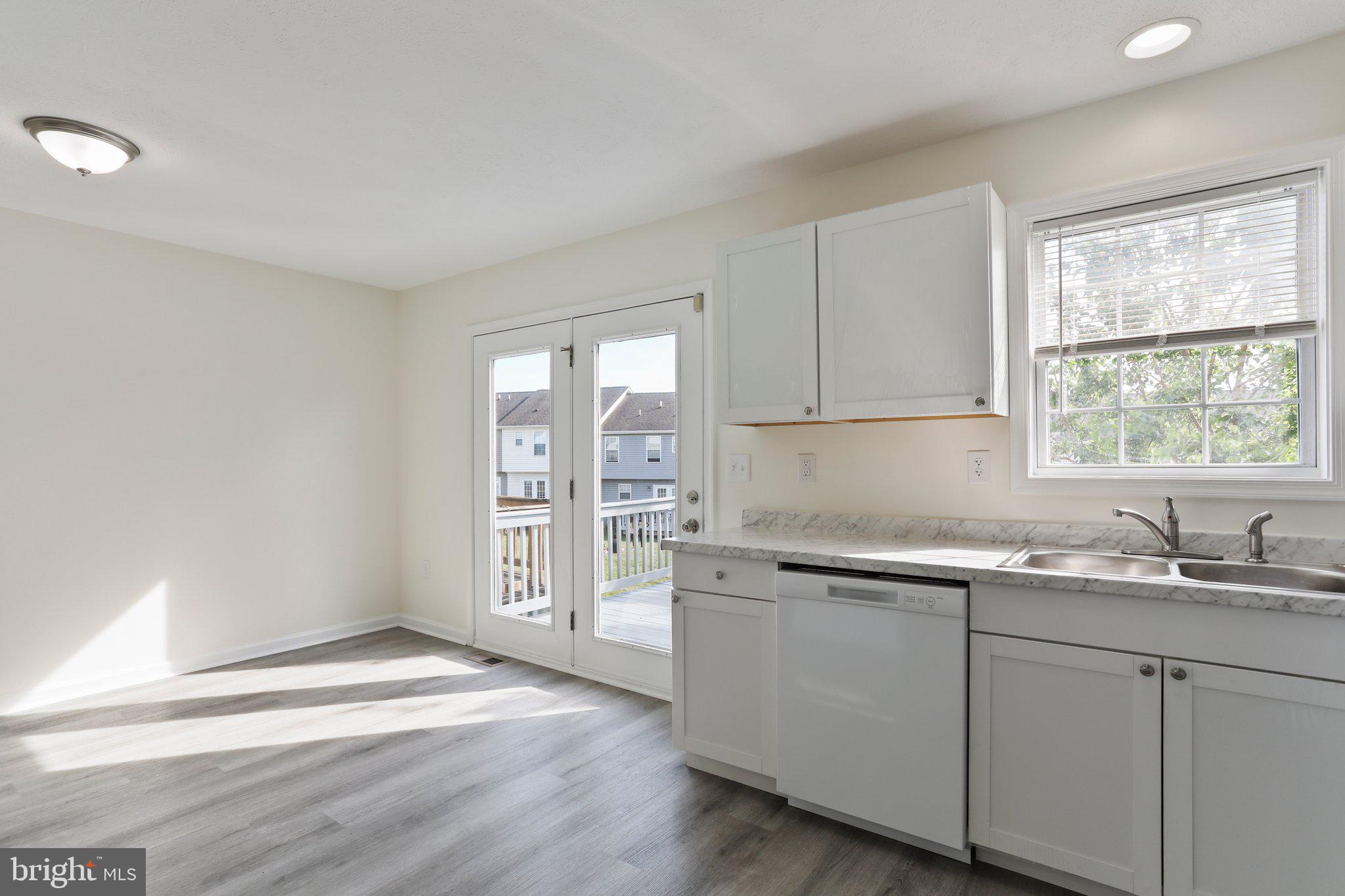 SOUTH QUEEN TOWNHOUSES - Residential