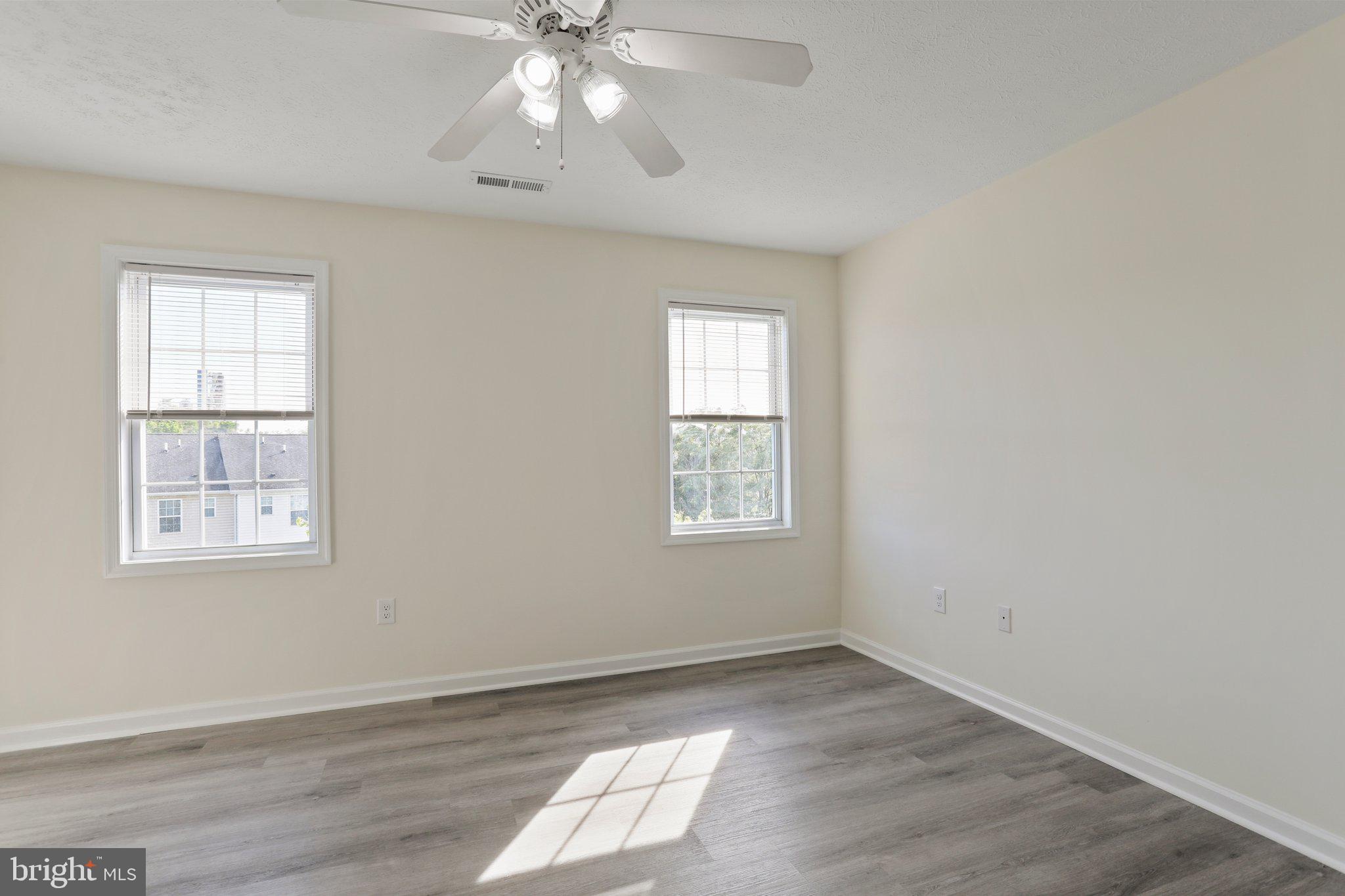 SOUTH QUEEN TOWNHOUSES - Residential