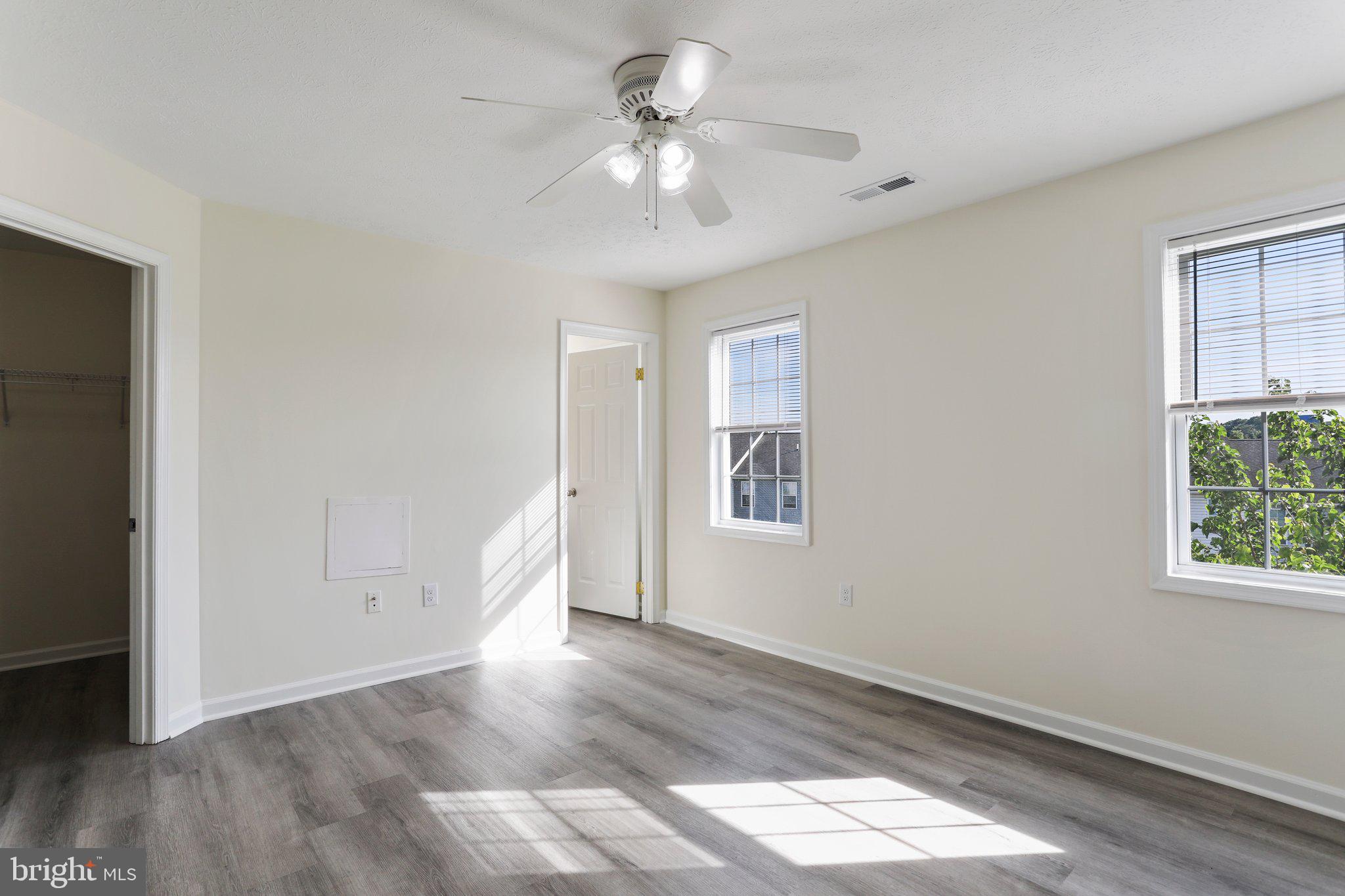 SOUTH QUEEN TOWNHOUSES - Residential