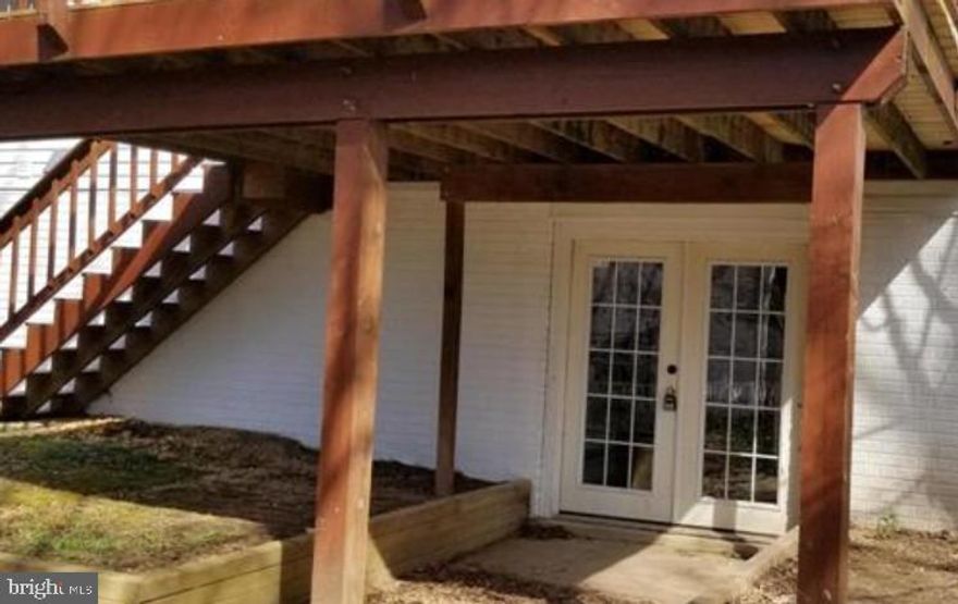 Beautiful basement apartment fully equipped with full sized kitchen, washer/dryer in laundry room, large living room, utilities included are: electricity, gas, water/sewer, household trash removal. FIOS is available at tenant subscription expense. Located in Grandstaff Woods of Lee's Park near Germanna College. VRE nearby for commuting ease. Lighted walkway leads to the private entrance of this exquisite apartment that was built in 2018.