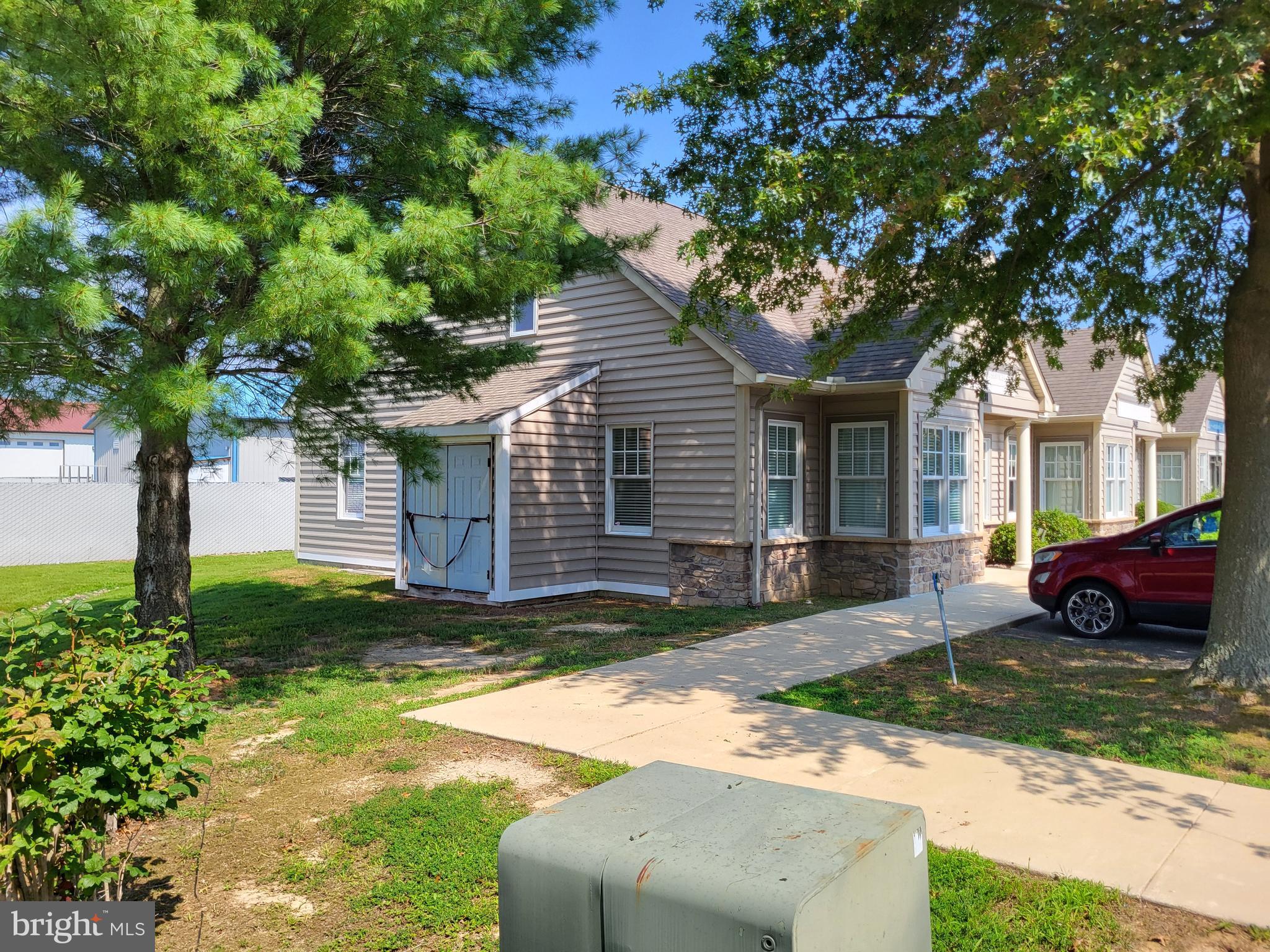 BROOKS TRIO - Commercial Lease