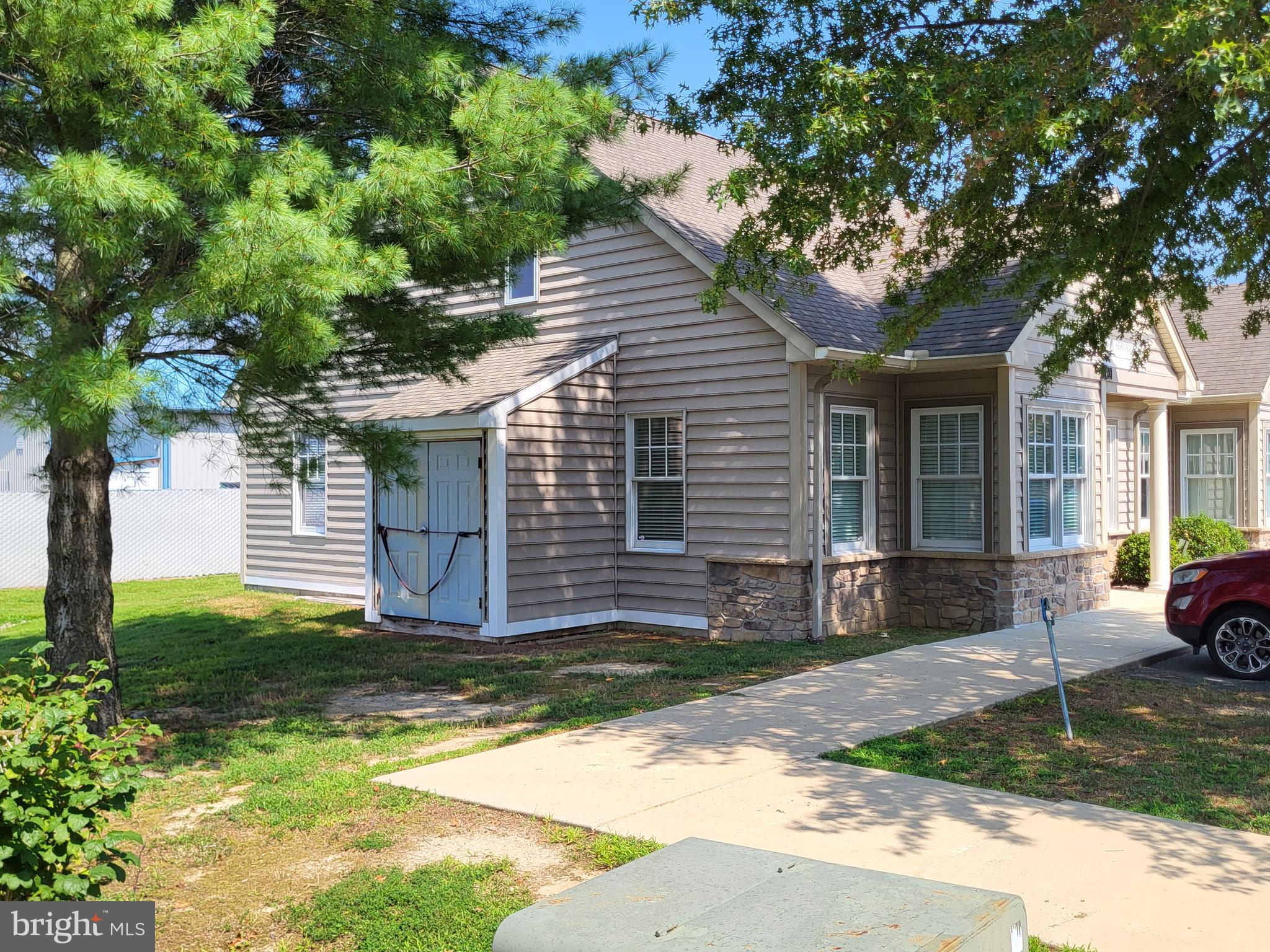 BROOKS TRIO - Commercial Lease