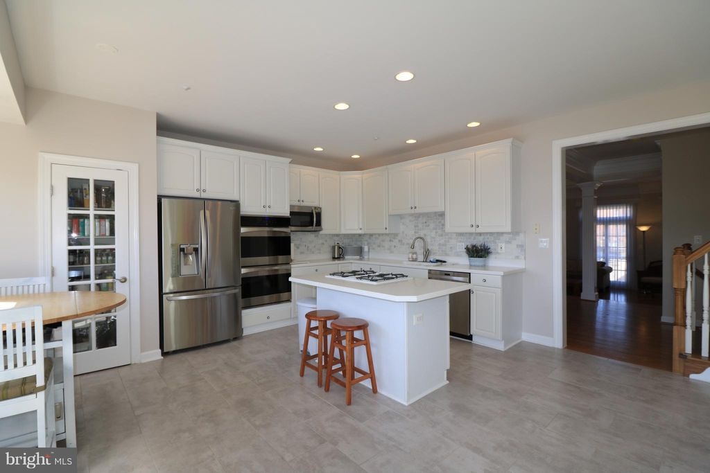 Photo of 13539 Flowerfield Drive, POTOMAC, MD 20854 (MLS # MDMC2206708)