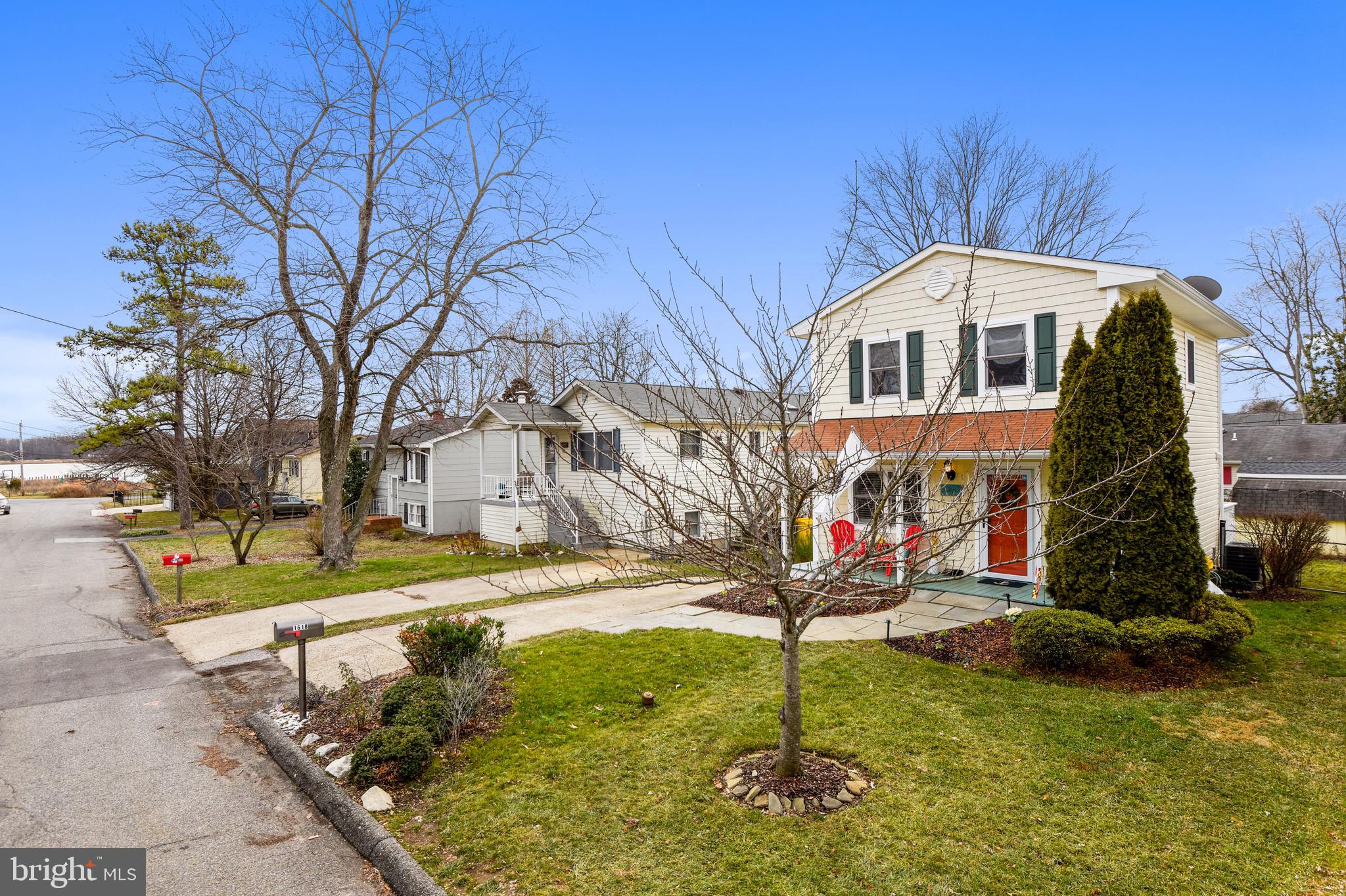 WOODLAND BEACH - Residential