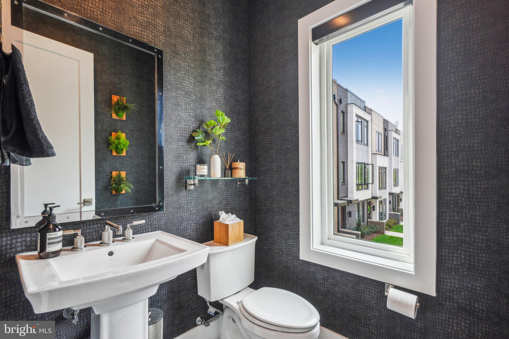 EISENHOWER SQUARE - Residential