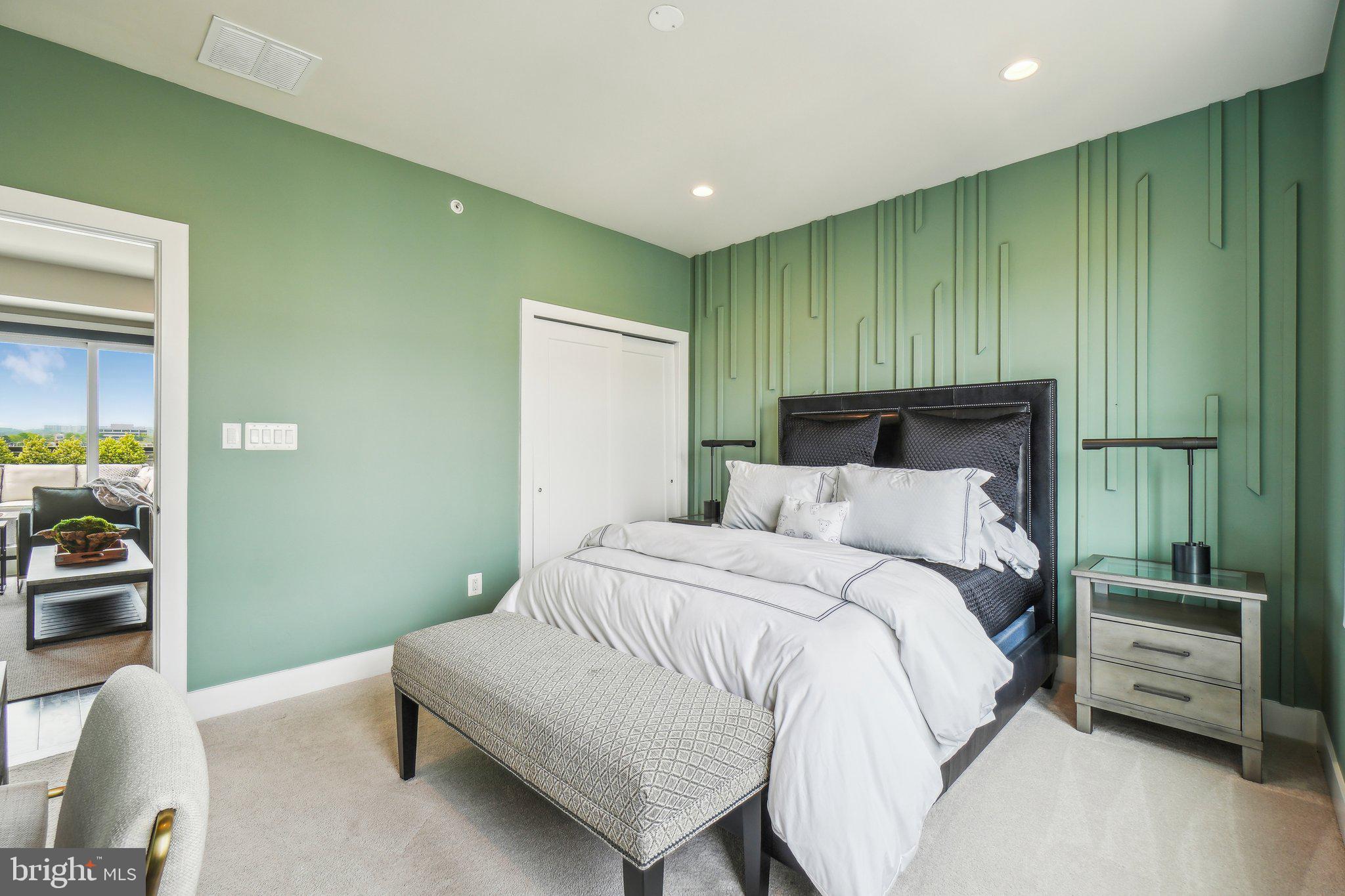 EISENHOWER SQUARE - Residential