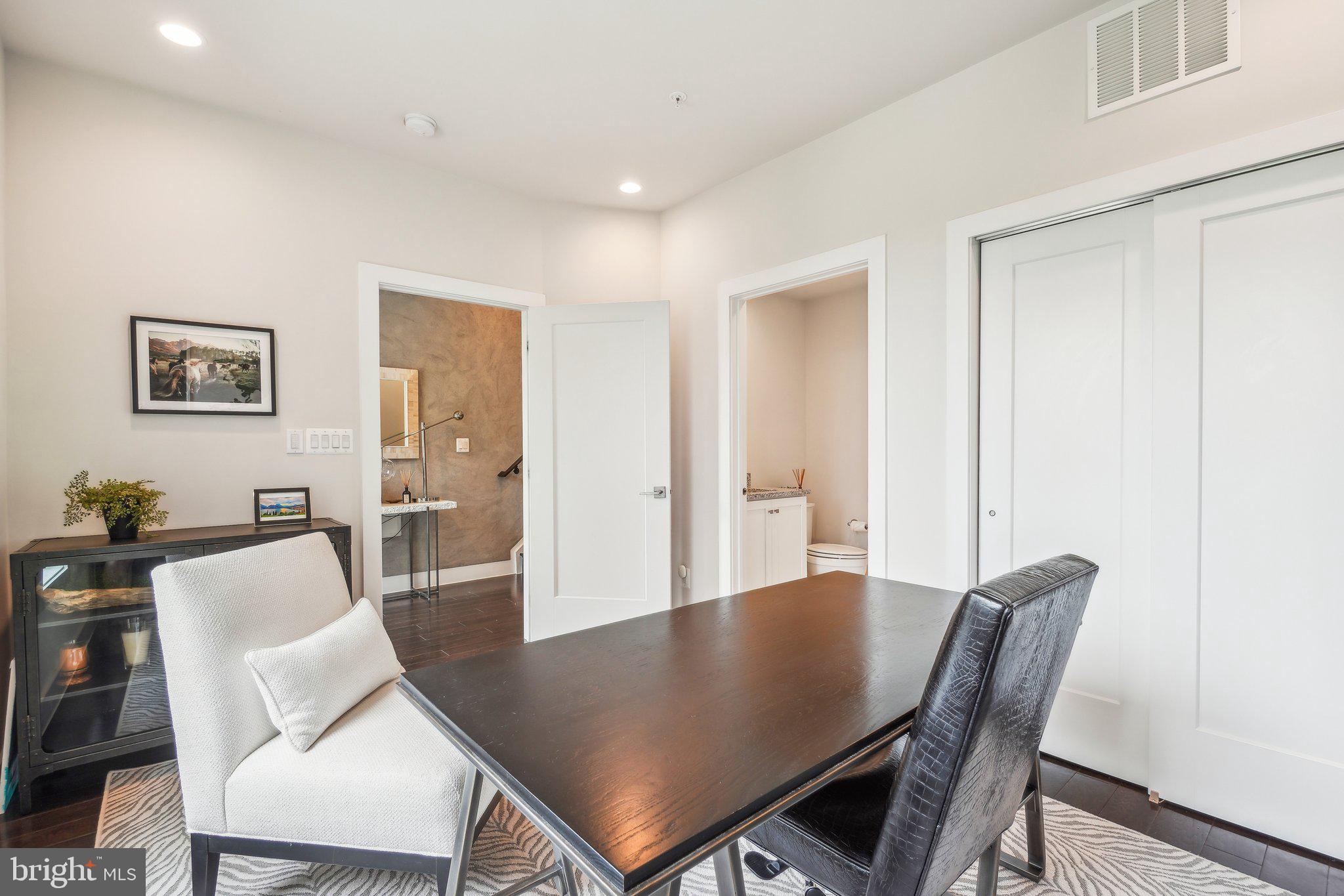 EISENHOWER SQUARE - Residential