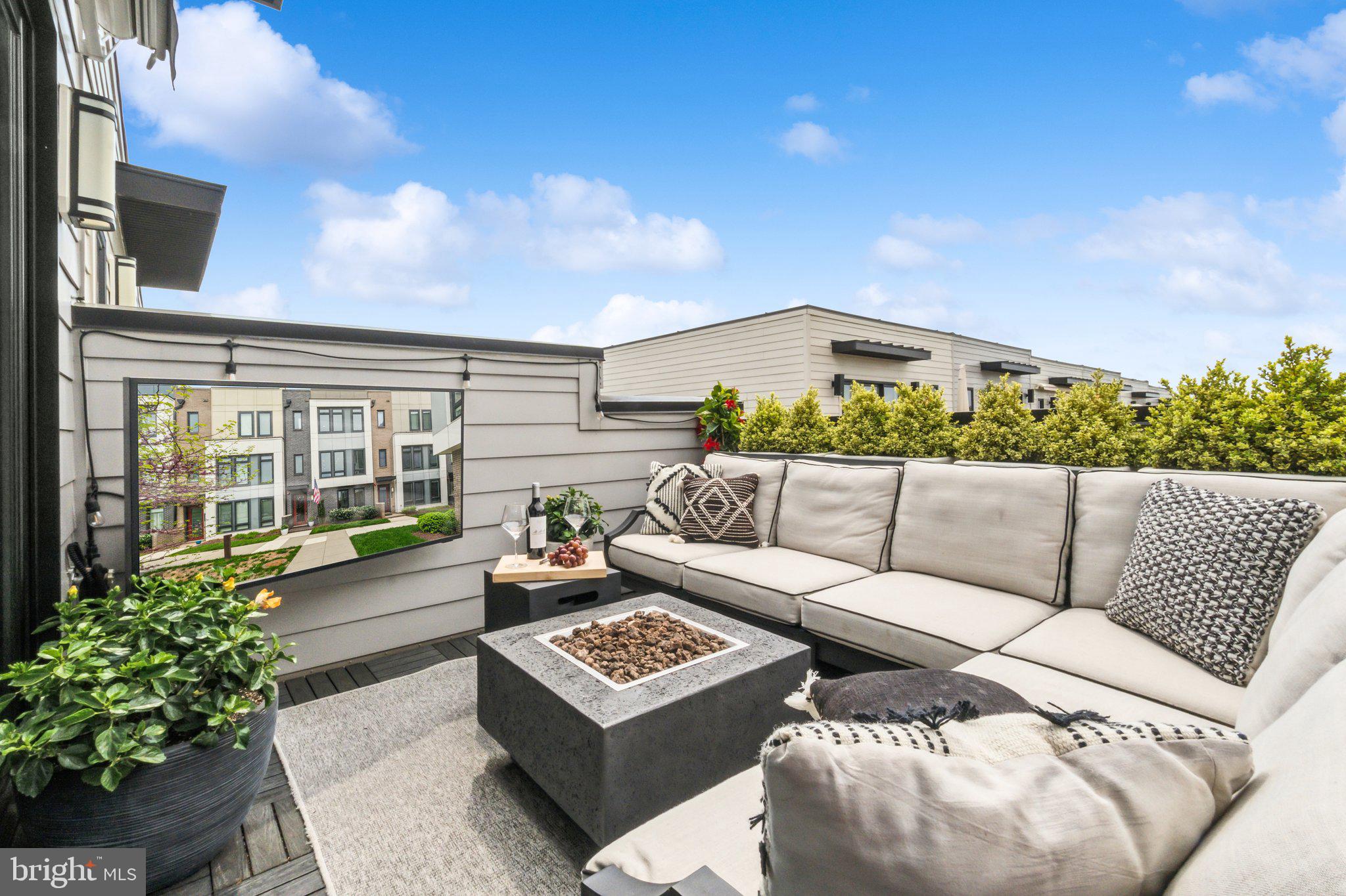 EISENHOWER SQUARE - Residential