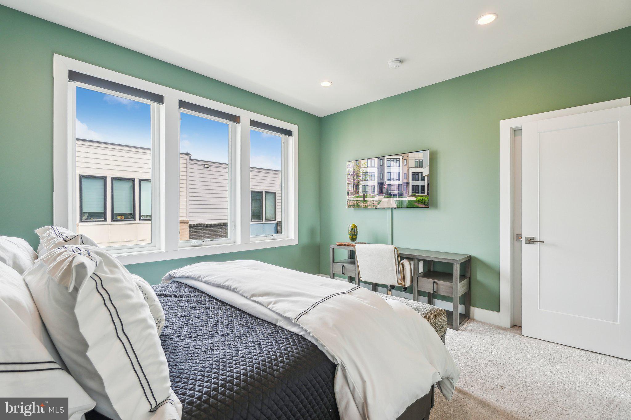 EISENHOWER SQUARE - Residential