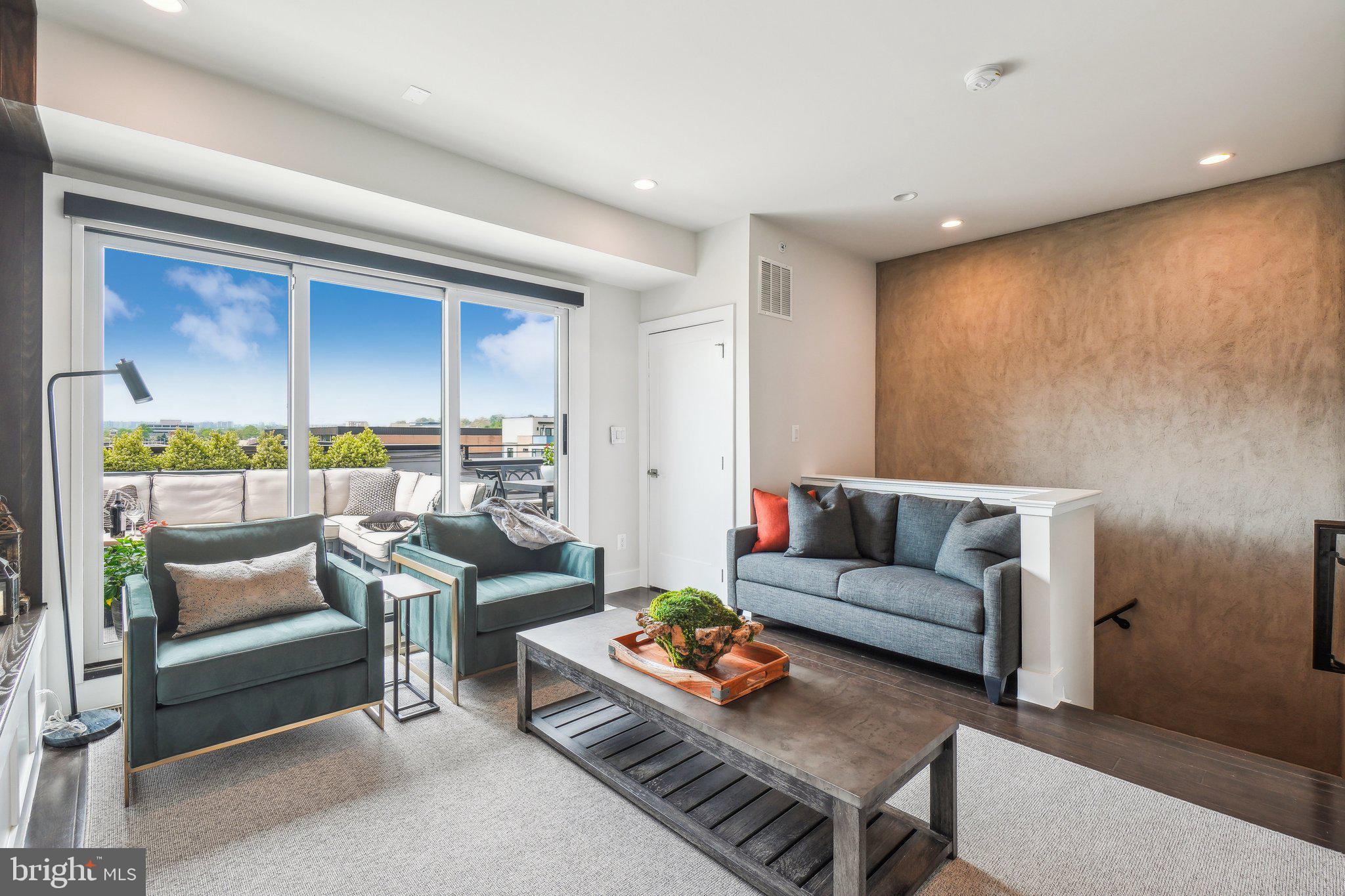 EISENHOWER SQUARE - Residential