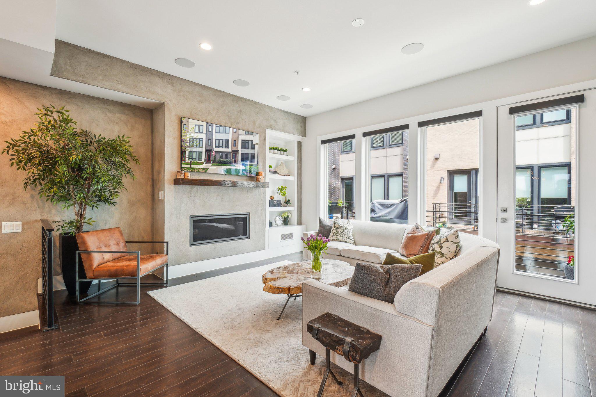 EISENHOWER SQUARE - Residential