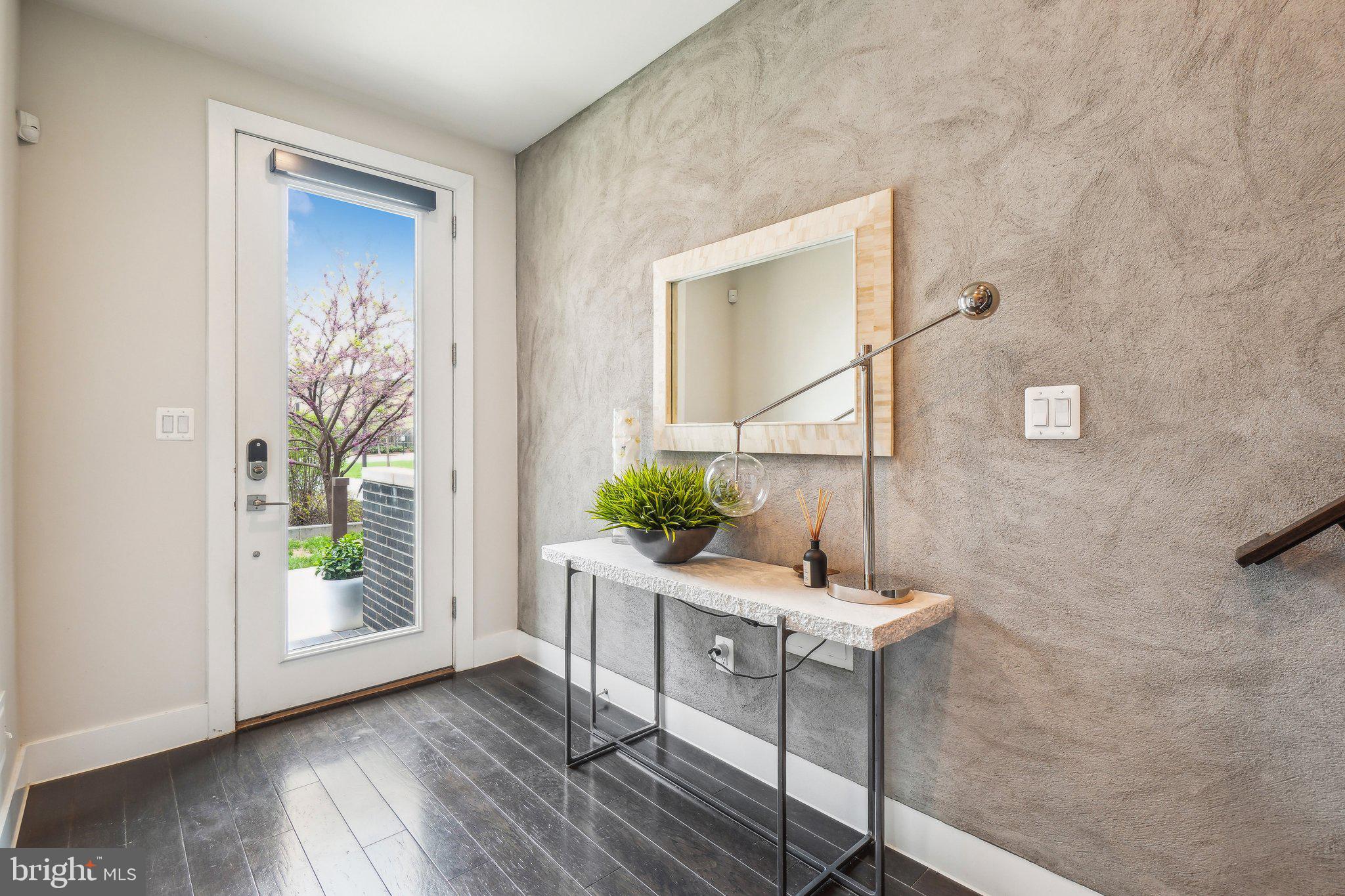 EISENHOWER SQUARE - Residential