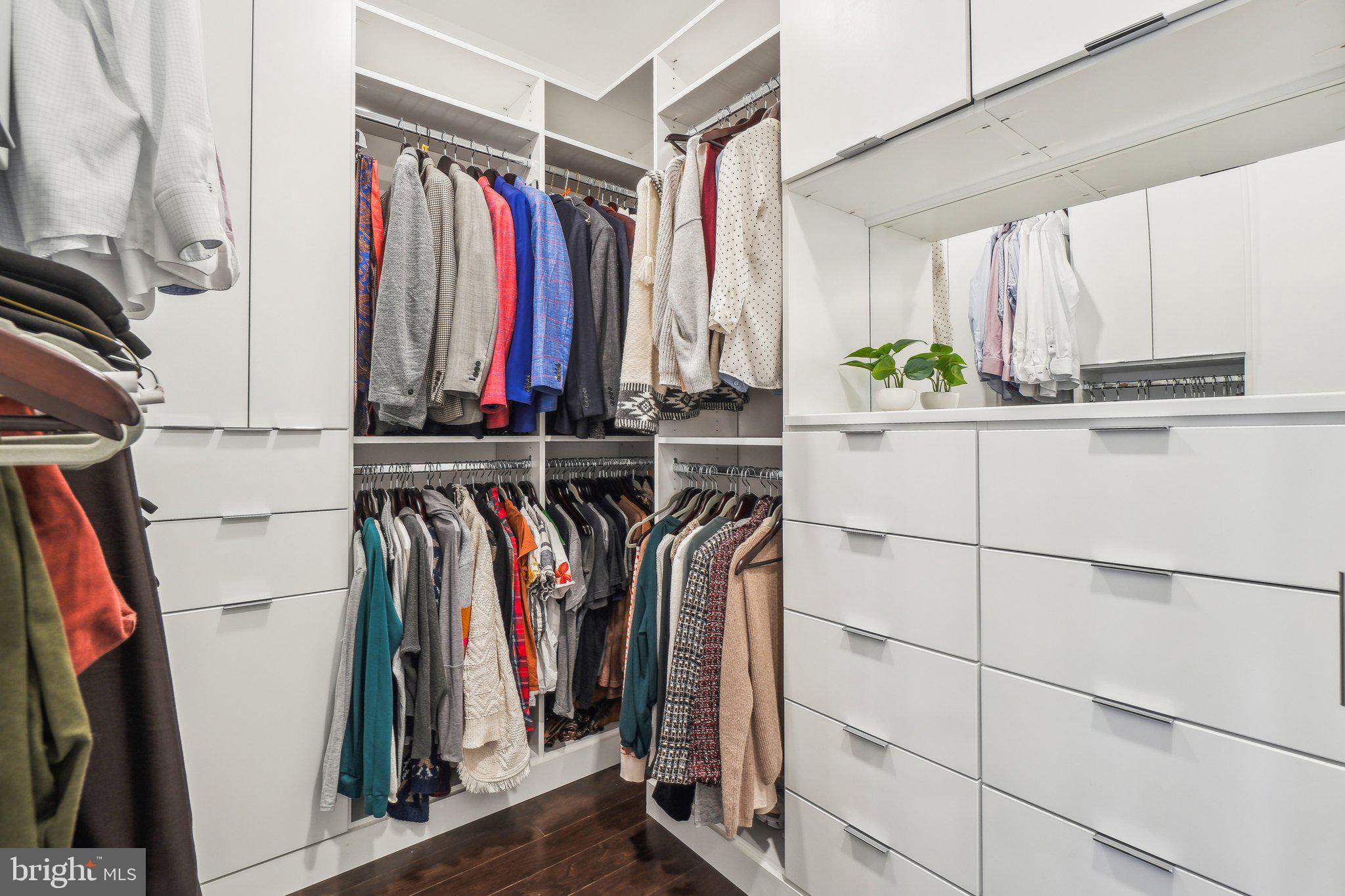 EISENHOWER SQUARE - Residential