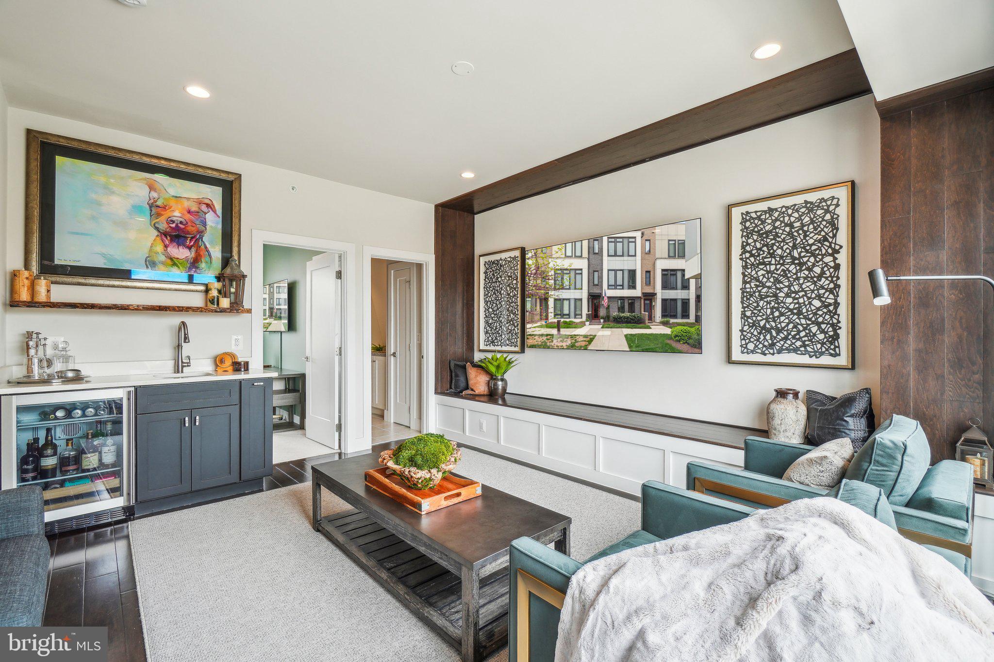 EISENHOWER SQUARE - Residential