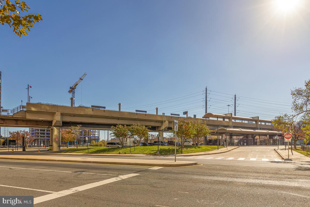 EISENHOWER SQUARE - Residential