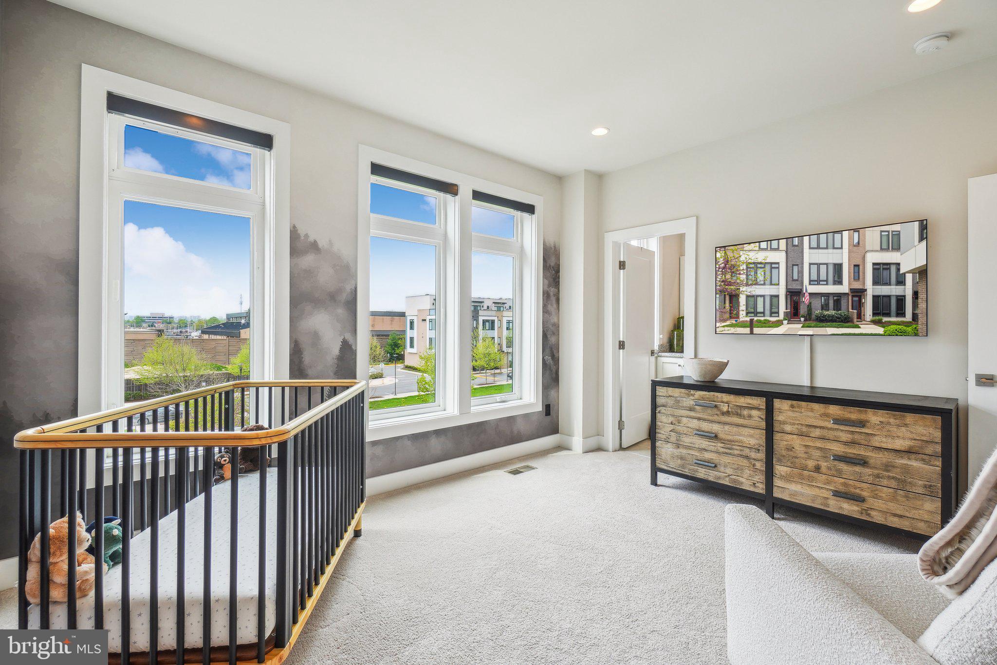 EISENHOWER SQUARE - Residential