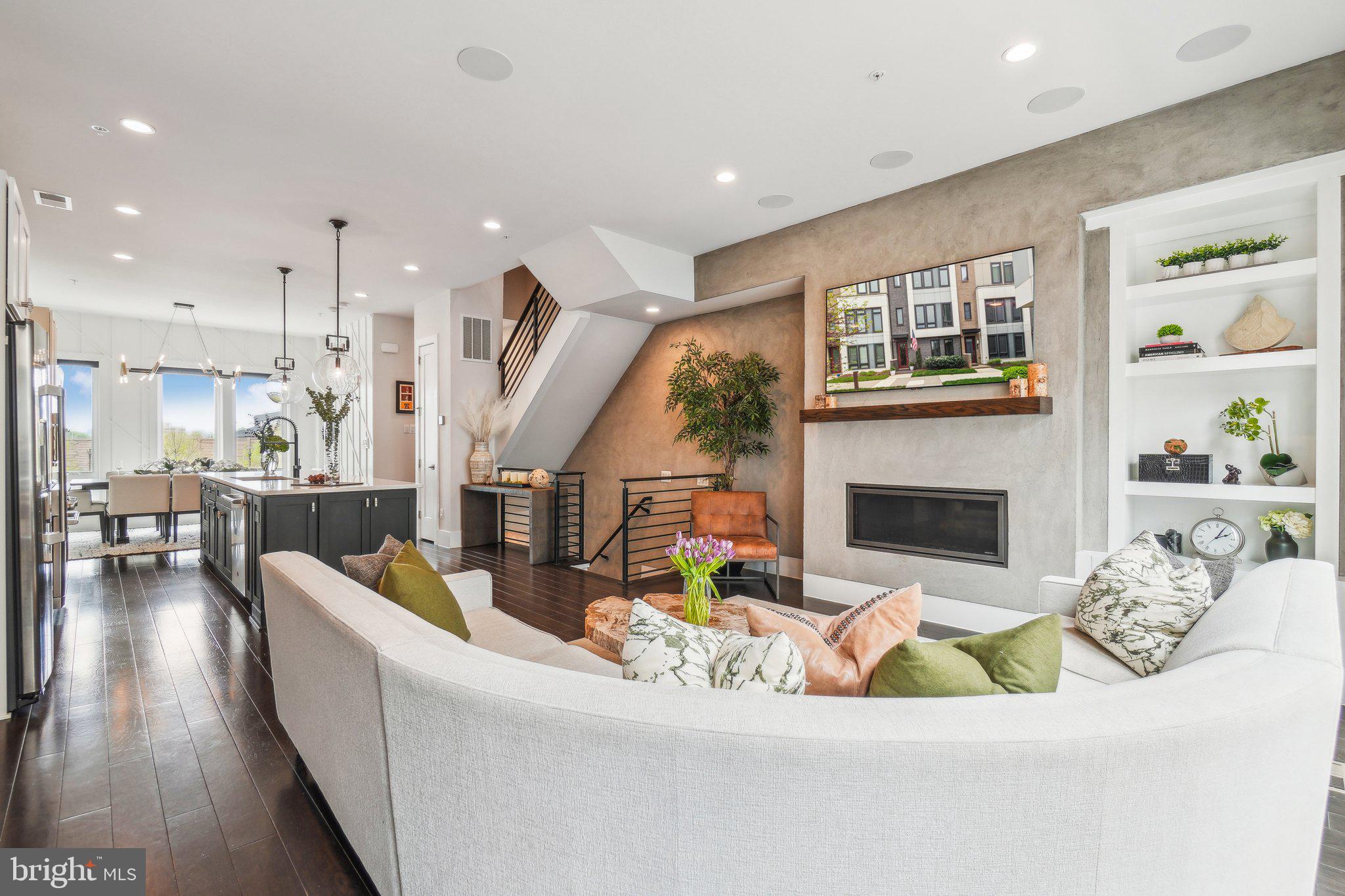 EISENHOWER SQUARE - Residential