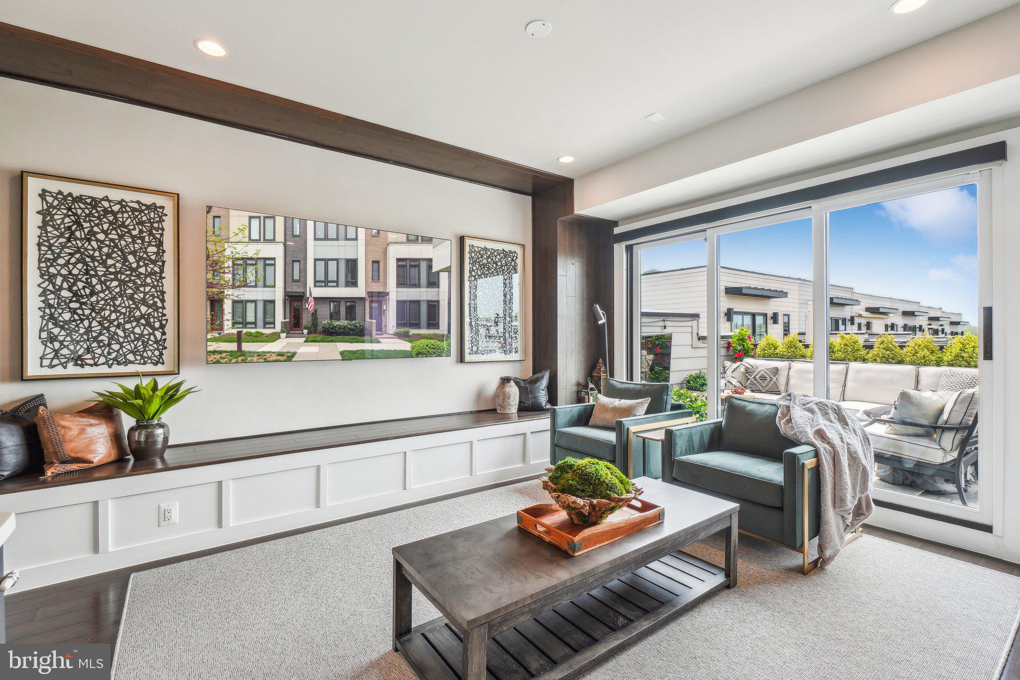 EISENHOWER SQUARE - Residential