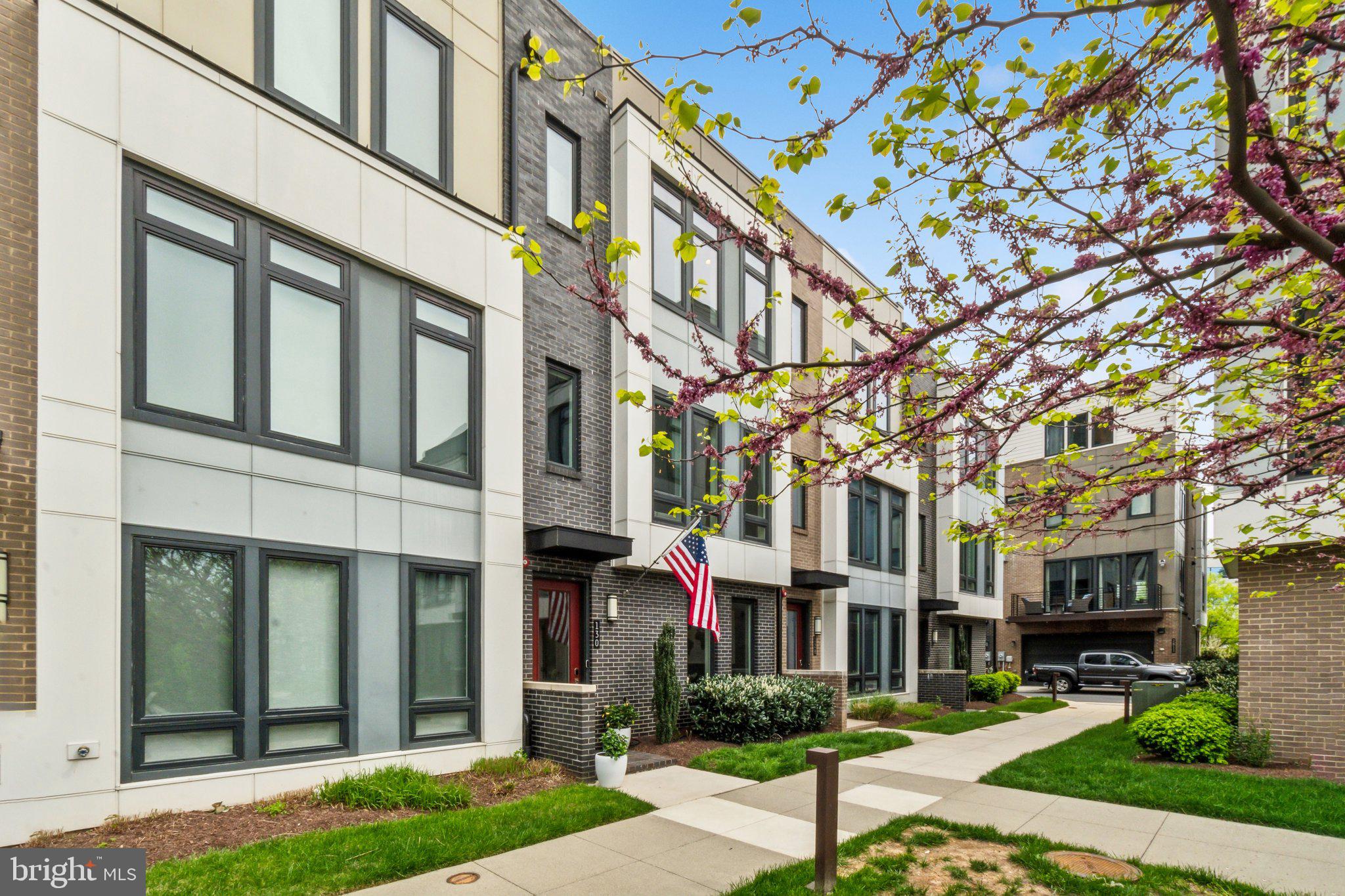 EISENHOWER SQUARE - Residential