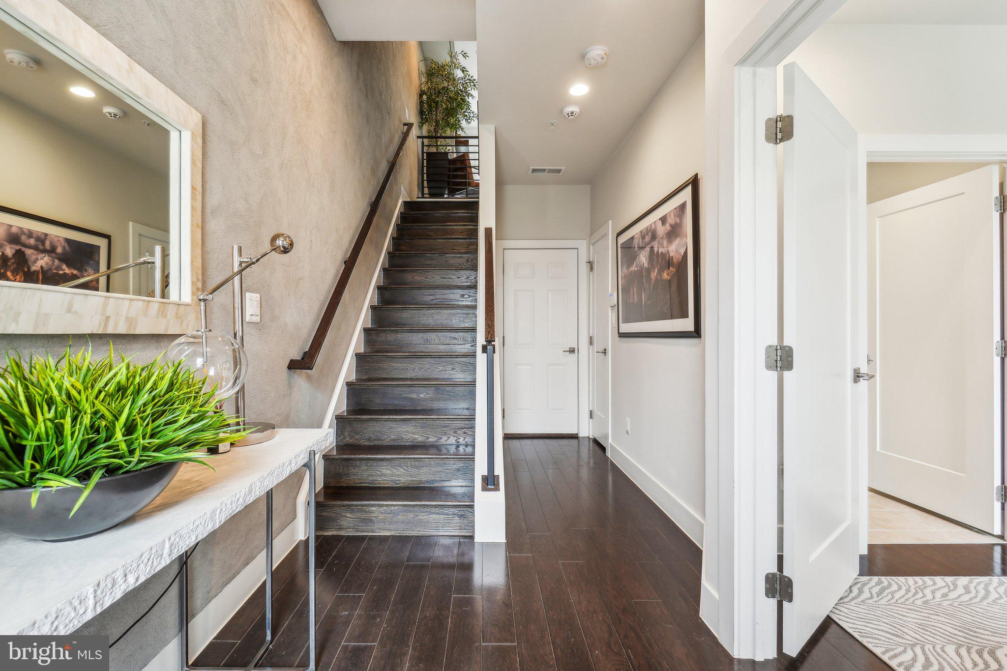 EISENHOWER SQUARE - Residential