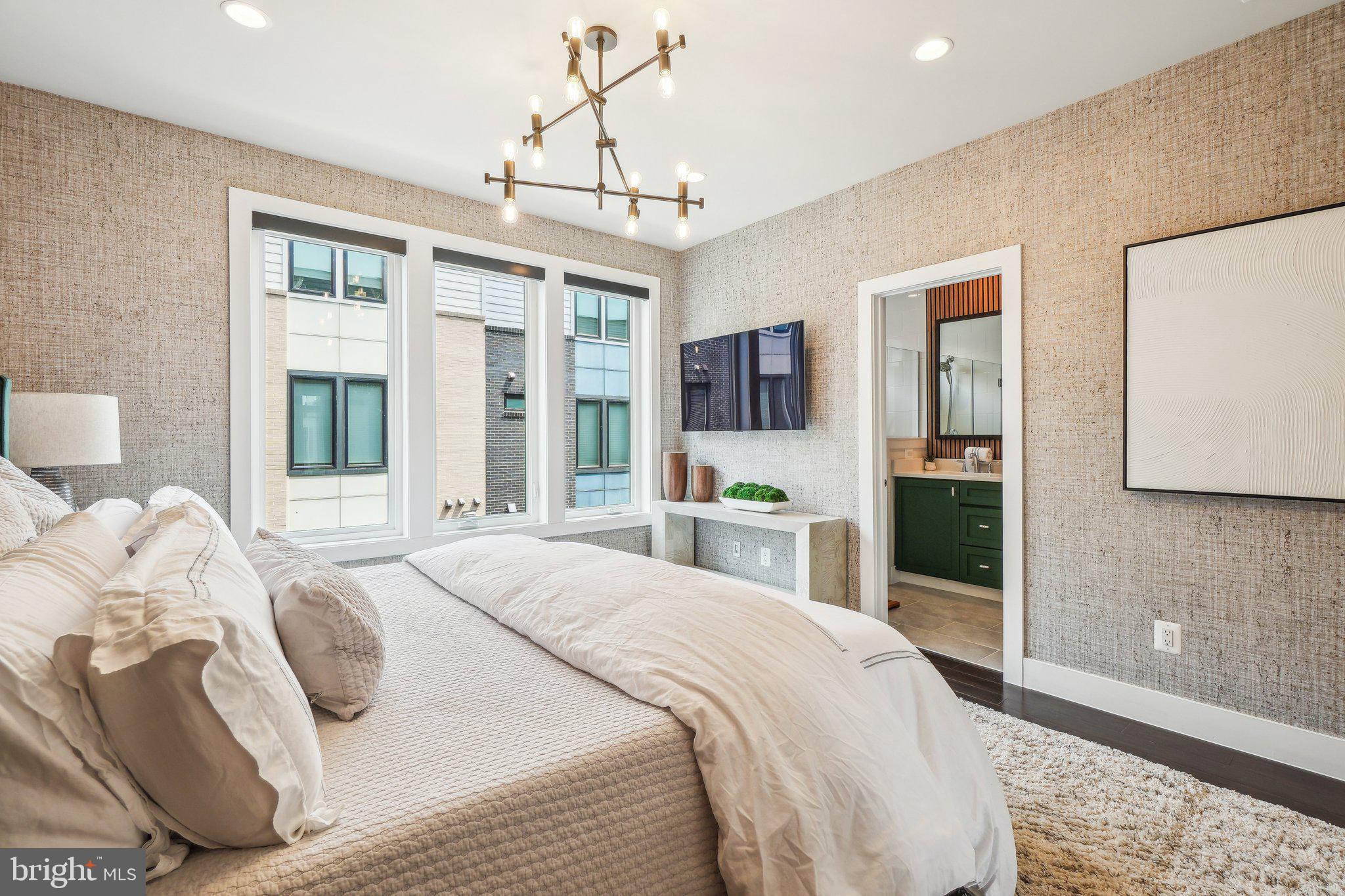 EISENHOWER SQUARE - Residential