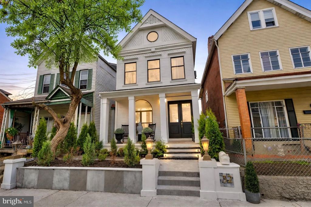 Photo of 32 Mayflower Street, PITTSBURGH, PA 15206 (MLS # PAAY2000402)