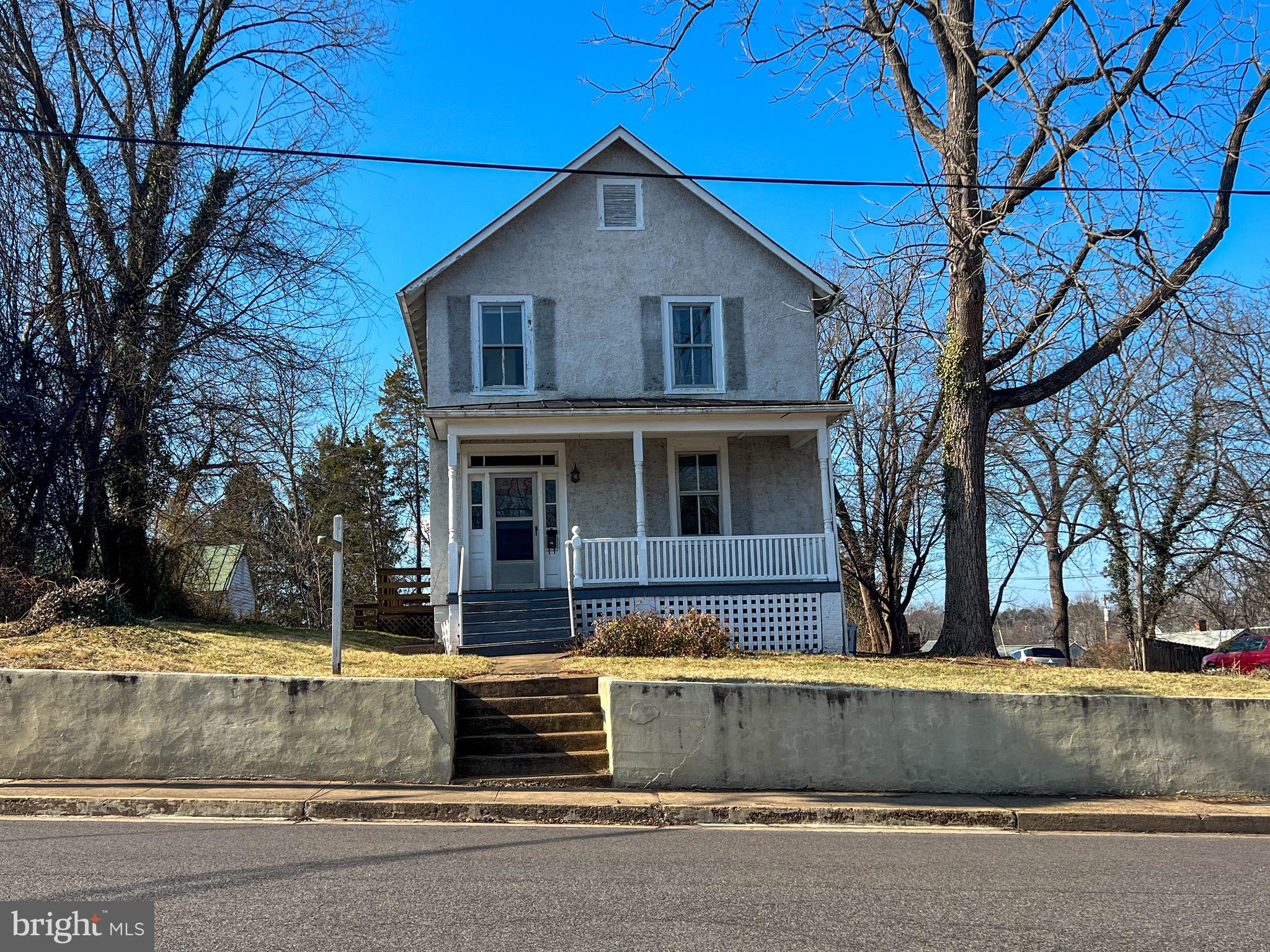 Residential rental or Office space on corner of West & Edmondson Streets in the Downtown Culpeper area, just a short 3 block walk from the Culpeper Courthouse, walkability to restaurants & shops! Parking lot in rear off Edmondson street.. Floor plan is reverse with kitchen and dining area upstairs. No utilities provided, must pay for electric, water, sewer and trash.