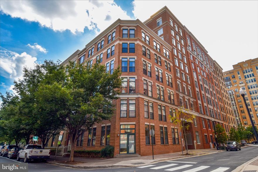 VACANT!! THE PENTHOUSE!! OVER 1,500 SQUARE FEET! ALSO THE ONLY CONDO IN CLARENDON  WITH A HOT TUB AND WASHINGTON MONUMENT VIEWS! HW FLOORS, STAINLESS STEEL APPLIANCES, PRIVATE ROOFTOP TERRACE, 2 PARKING SPOTS IN THE GARAGE, STORAGE UNIT, WINE/BEVERAGE BAR AND UPDATED KITCHEN! MASTER SUITE HAS WALK IN CLOSET, TUB WITH JETS AND SEPERATE SHOWER..LOCATED IN THE HEART OF CLARENDON!