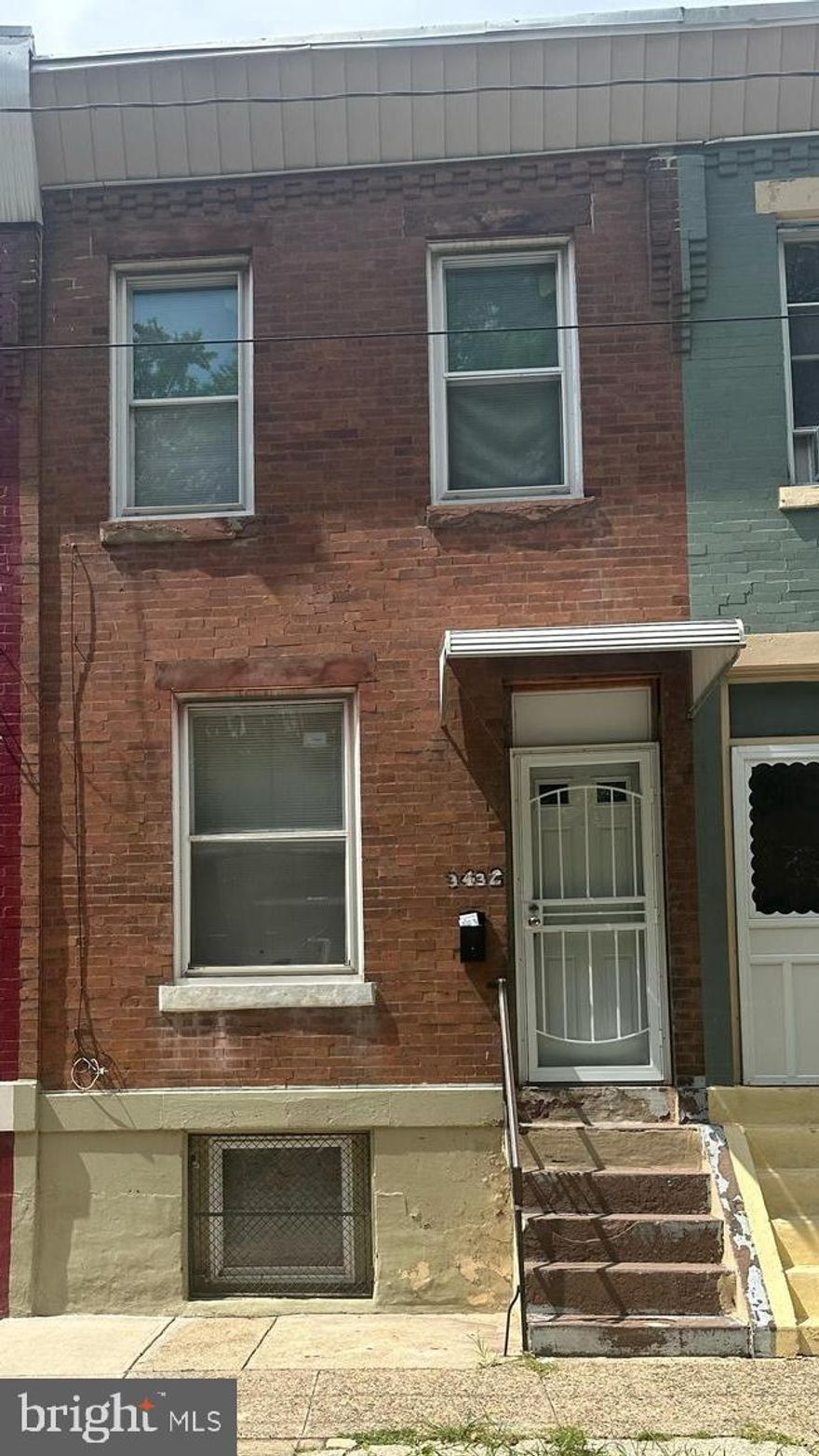 Attention Investors or Homebuyers:  This 2 bedroom home is in move-in condition and is conveniently located near public transportation, schools, hospitals, etc.  Make this your home today or add to your portfolio.