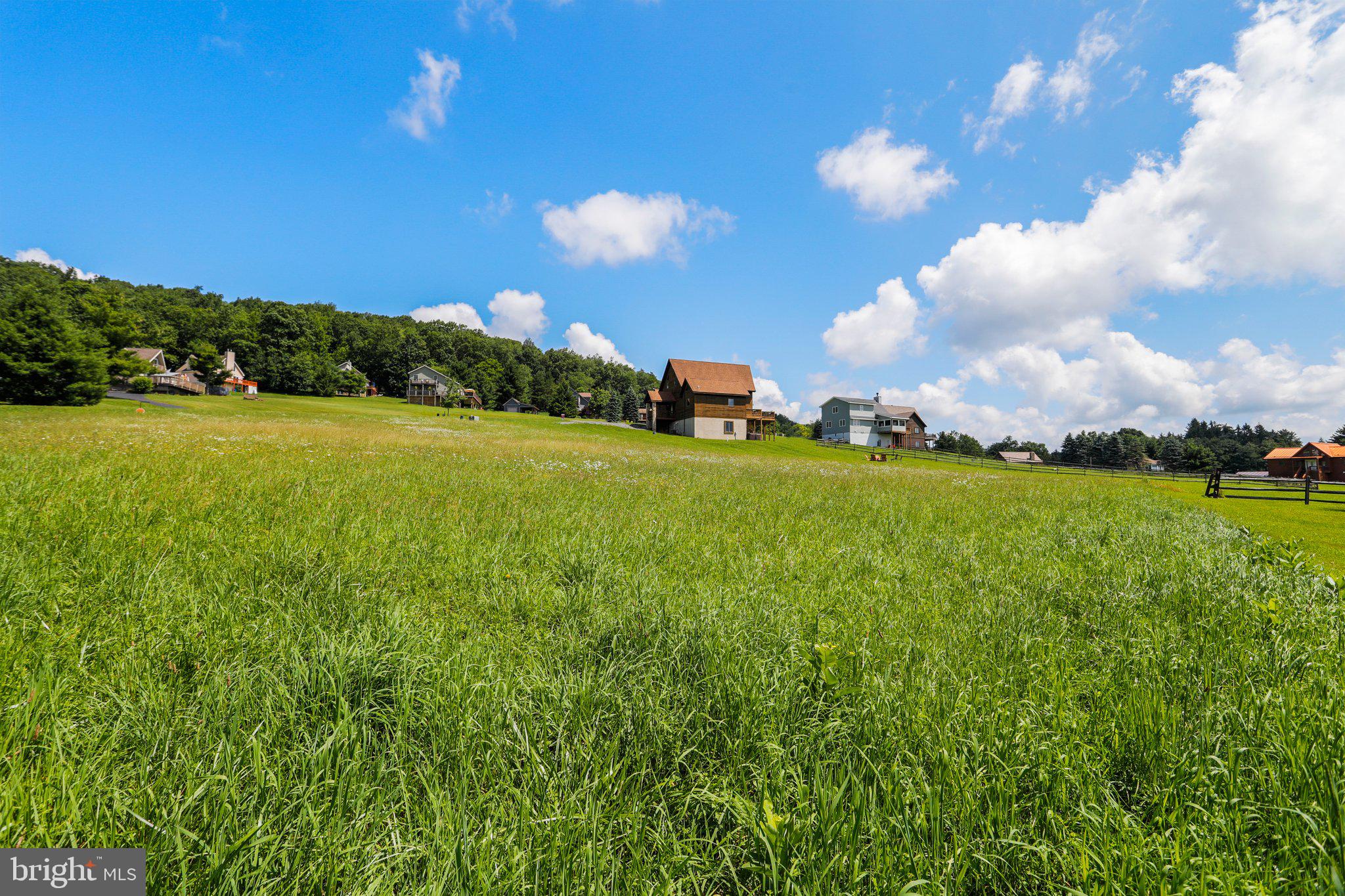 PARADISE POINT - Land