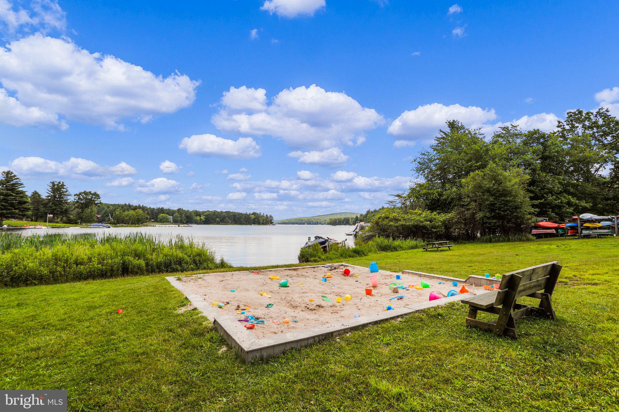 PARADISE POINT - Land